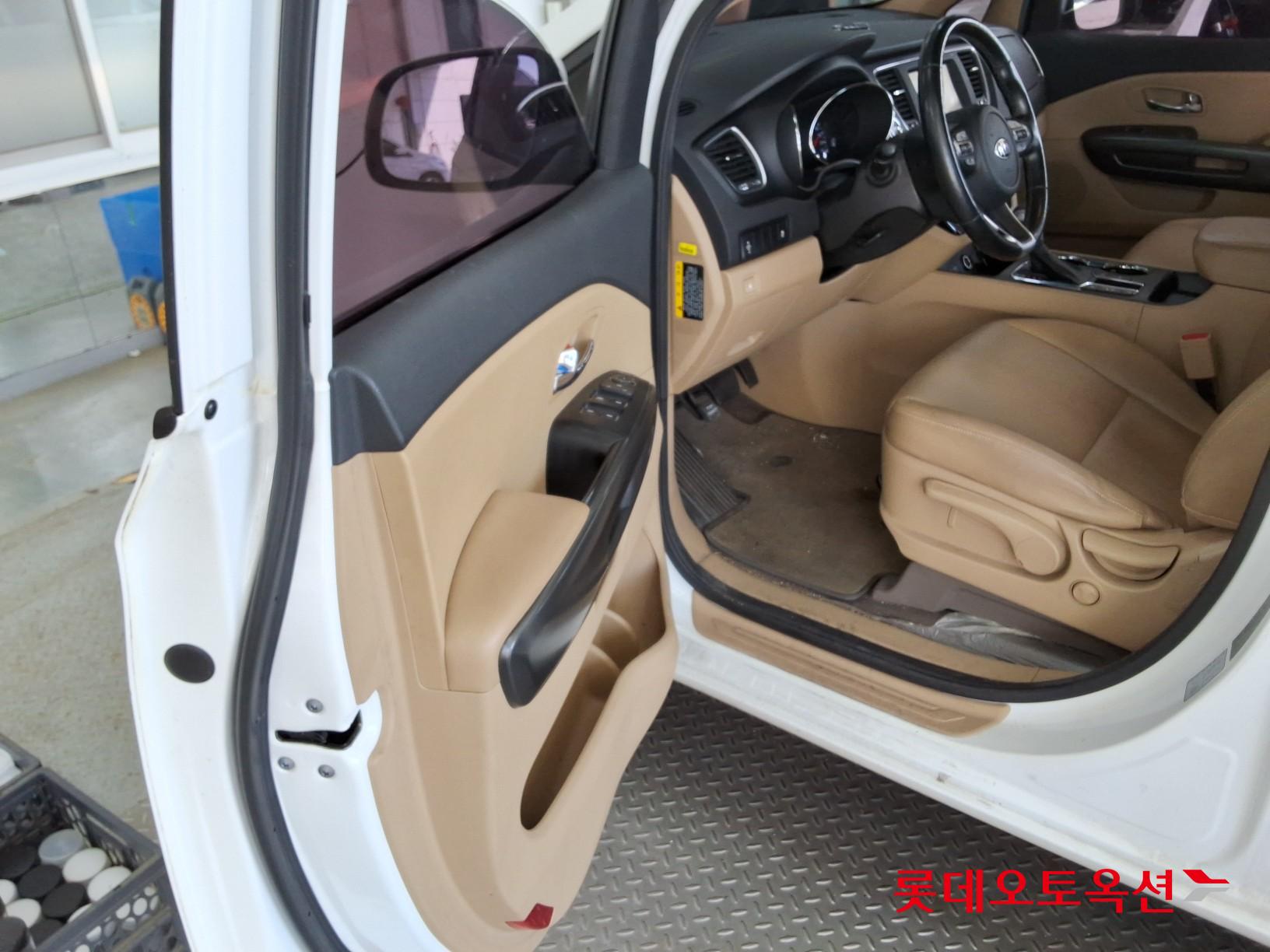 Kia New Carnival - 37