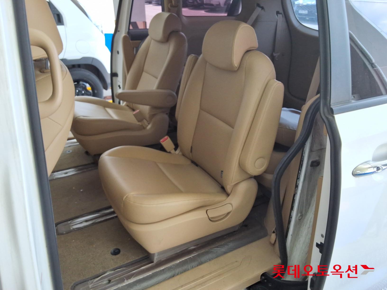 Kia New Carnival - 38