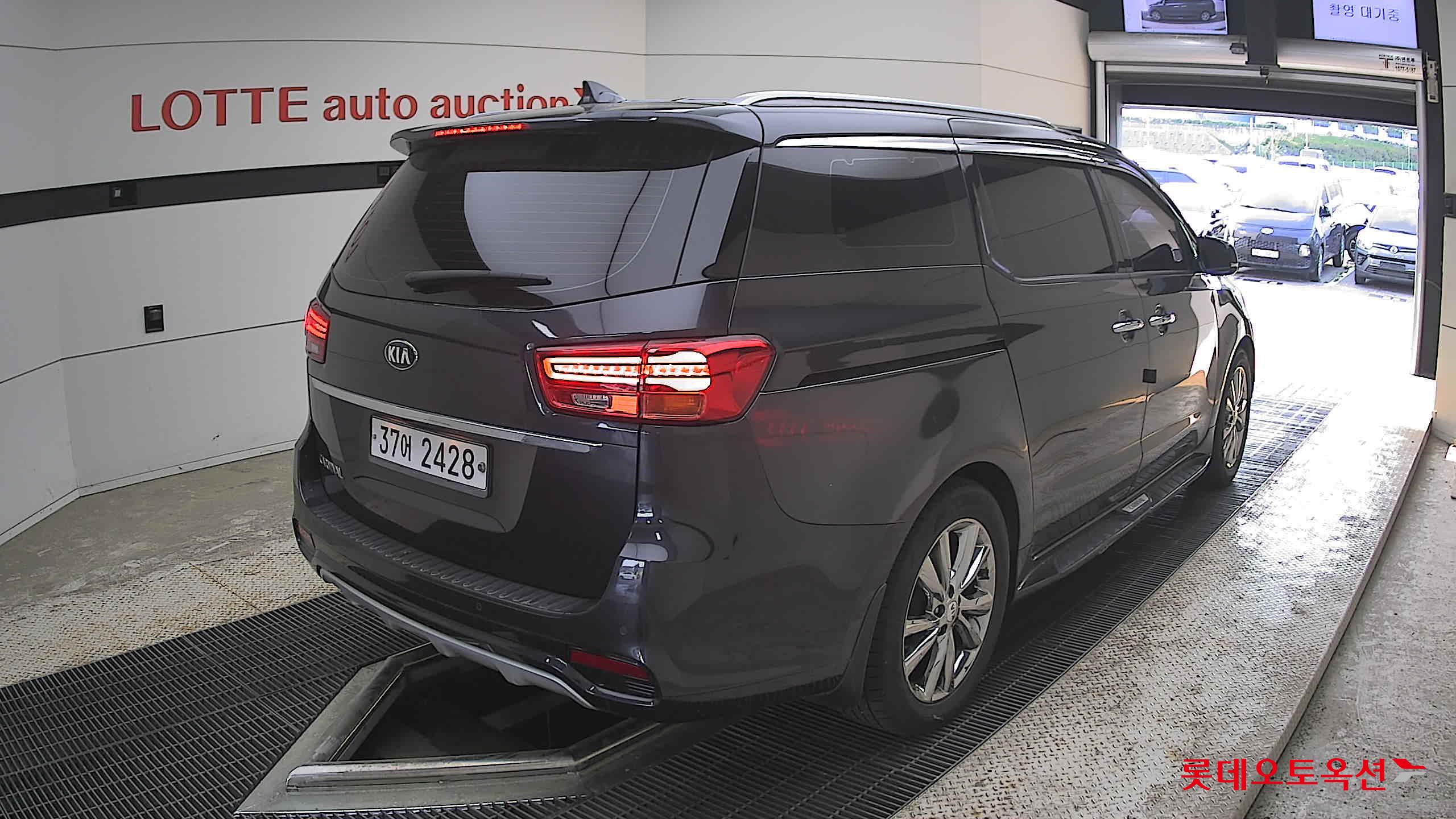 Kia New Carnival - 5