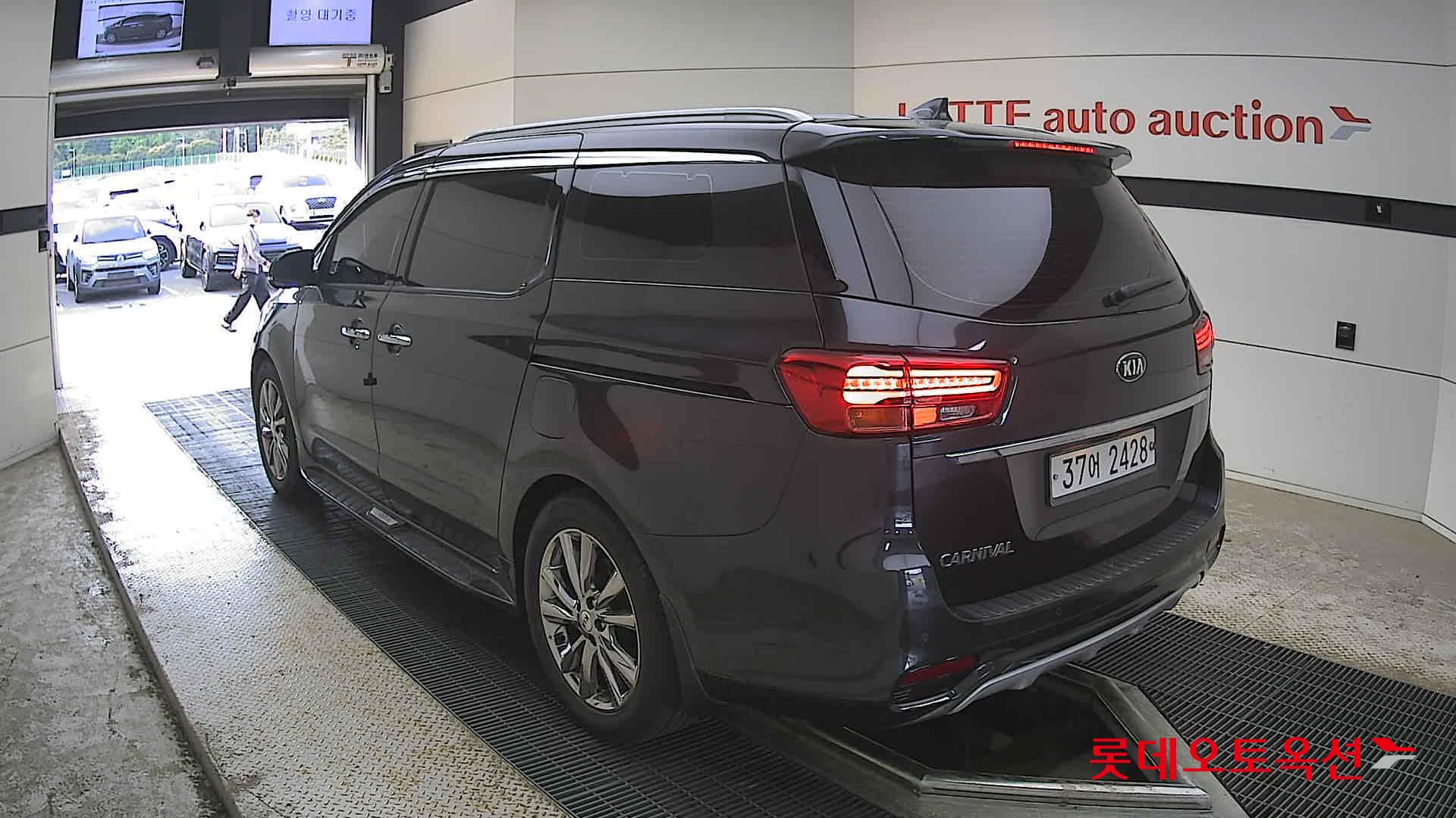 Kia New Carnival - 4