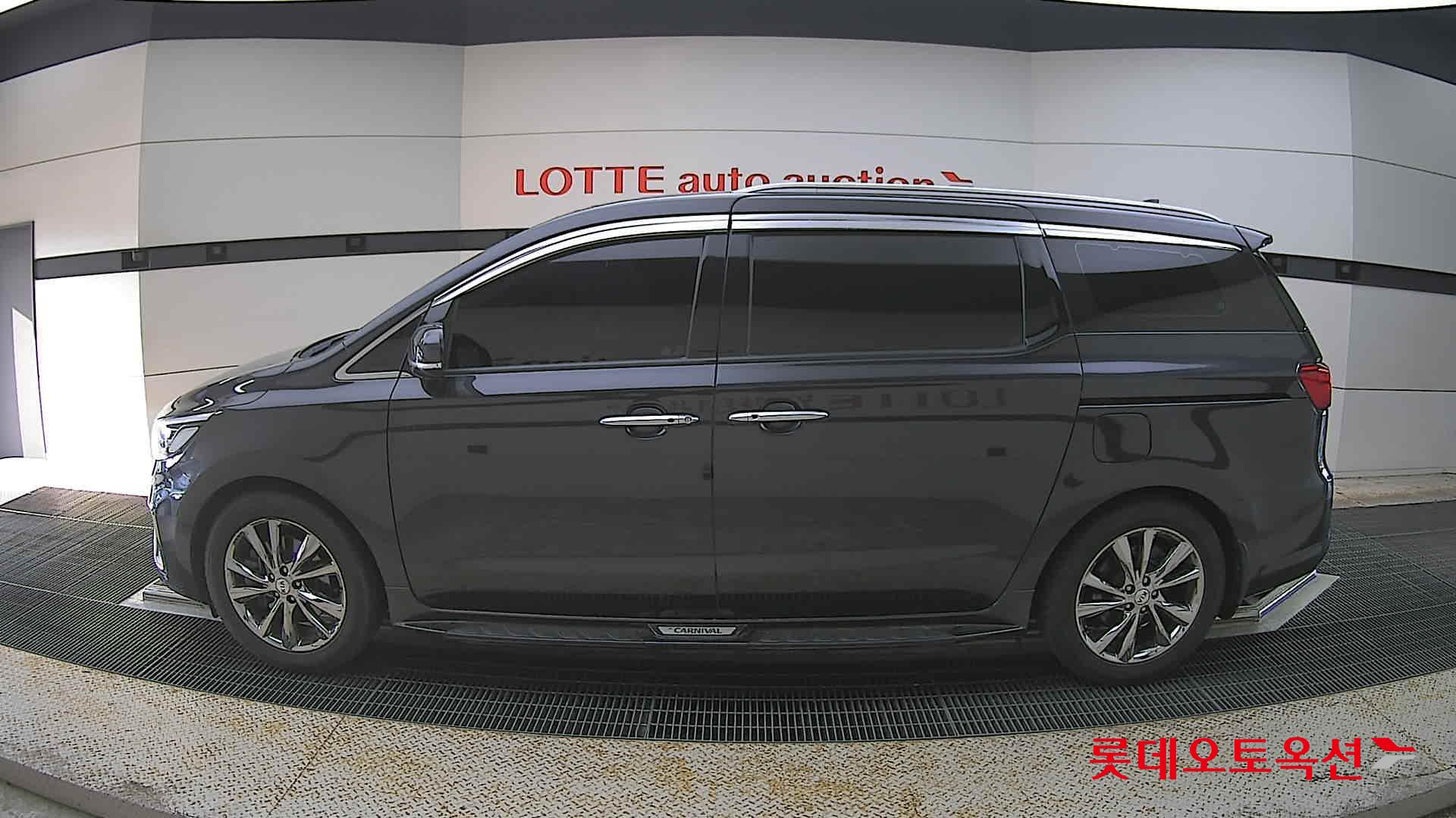 Kia New Carnival - 13