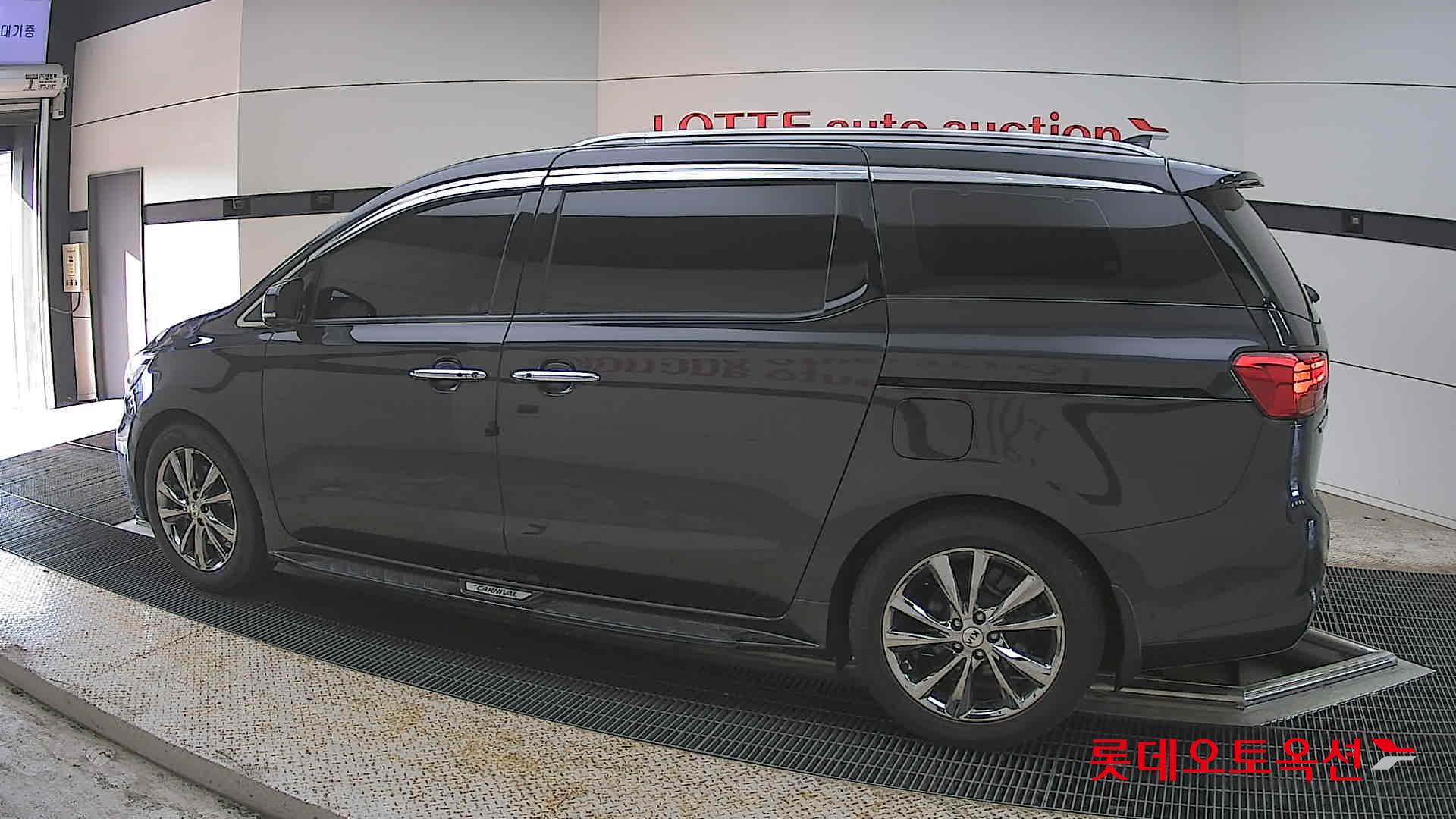 Kia New Carnival - 14