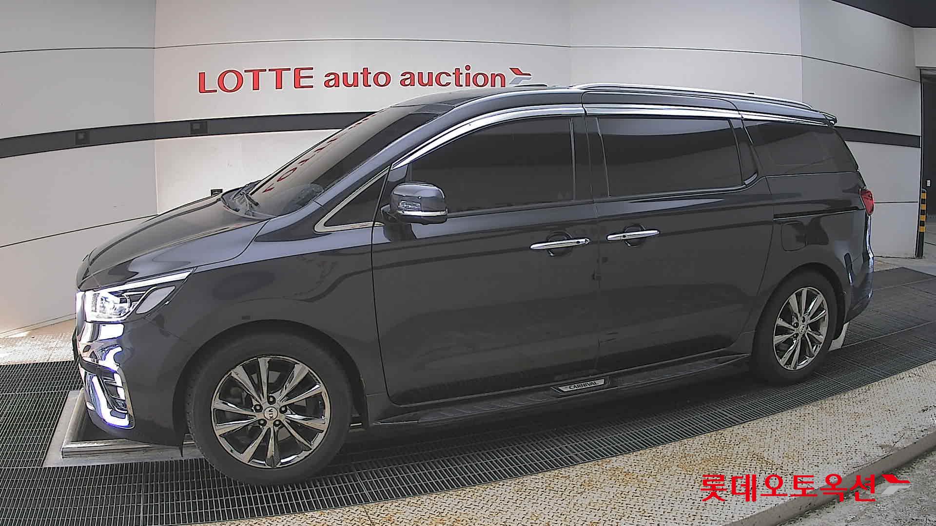 Kia New Carnival - 12
