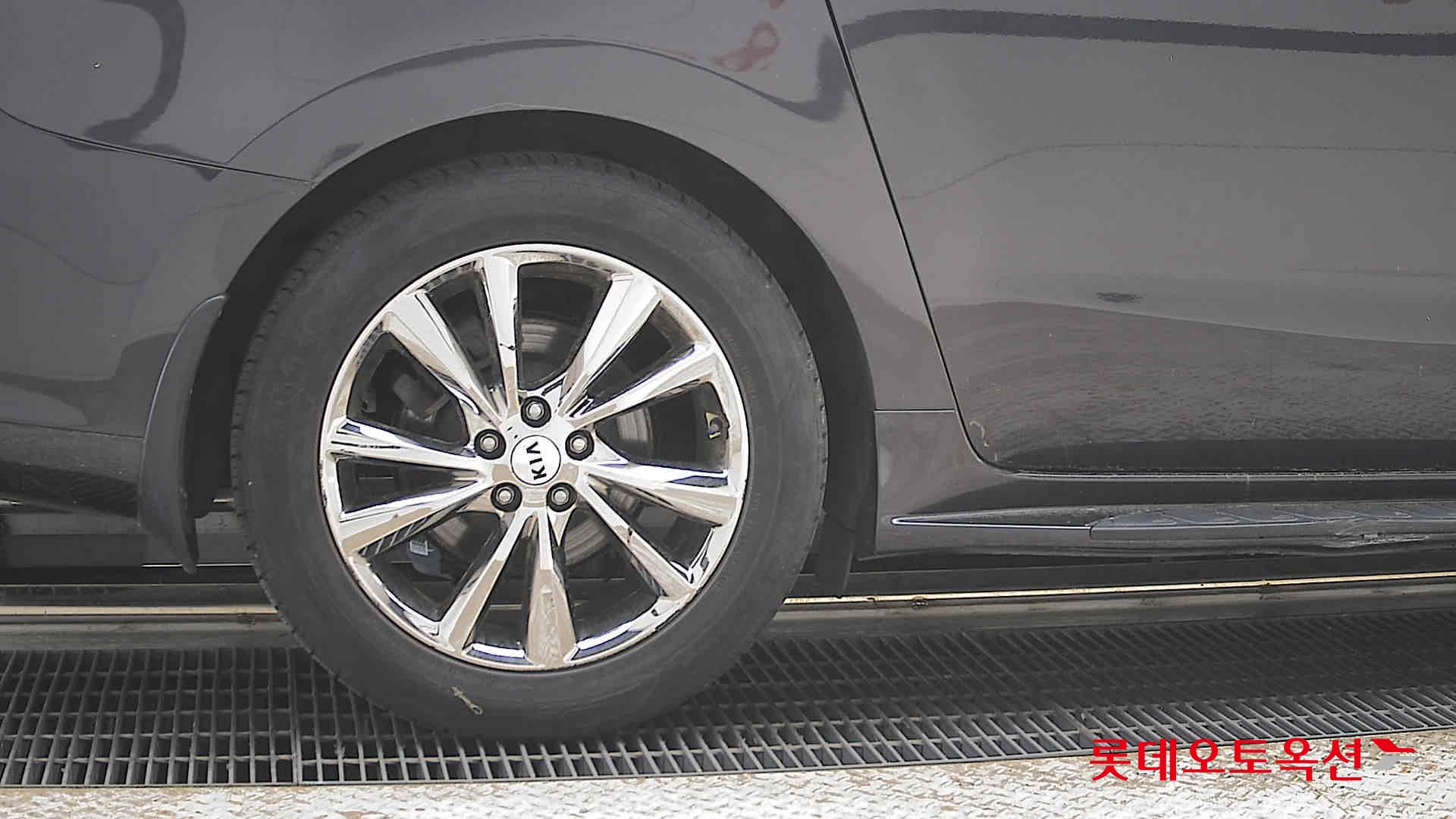 Kia New Carnival - 28