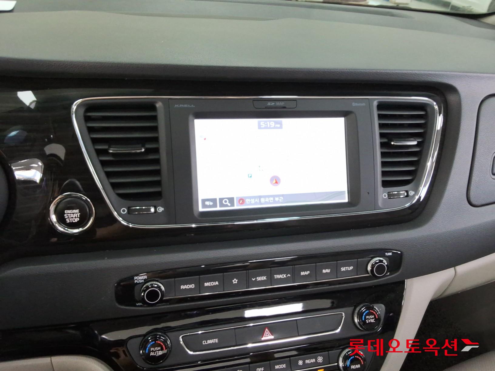Kia New Carnival - 35