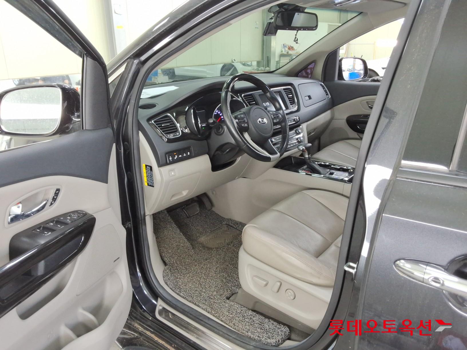 Kia New Carnival - 36