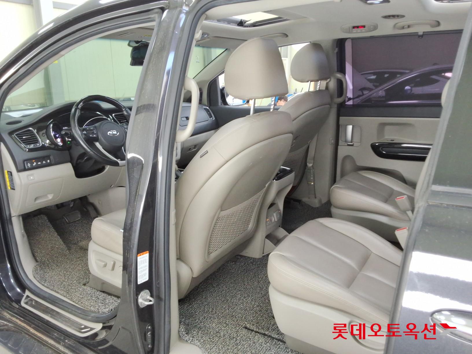 Kia New Carnival - 37
