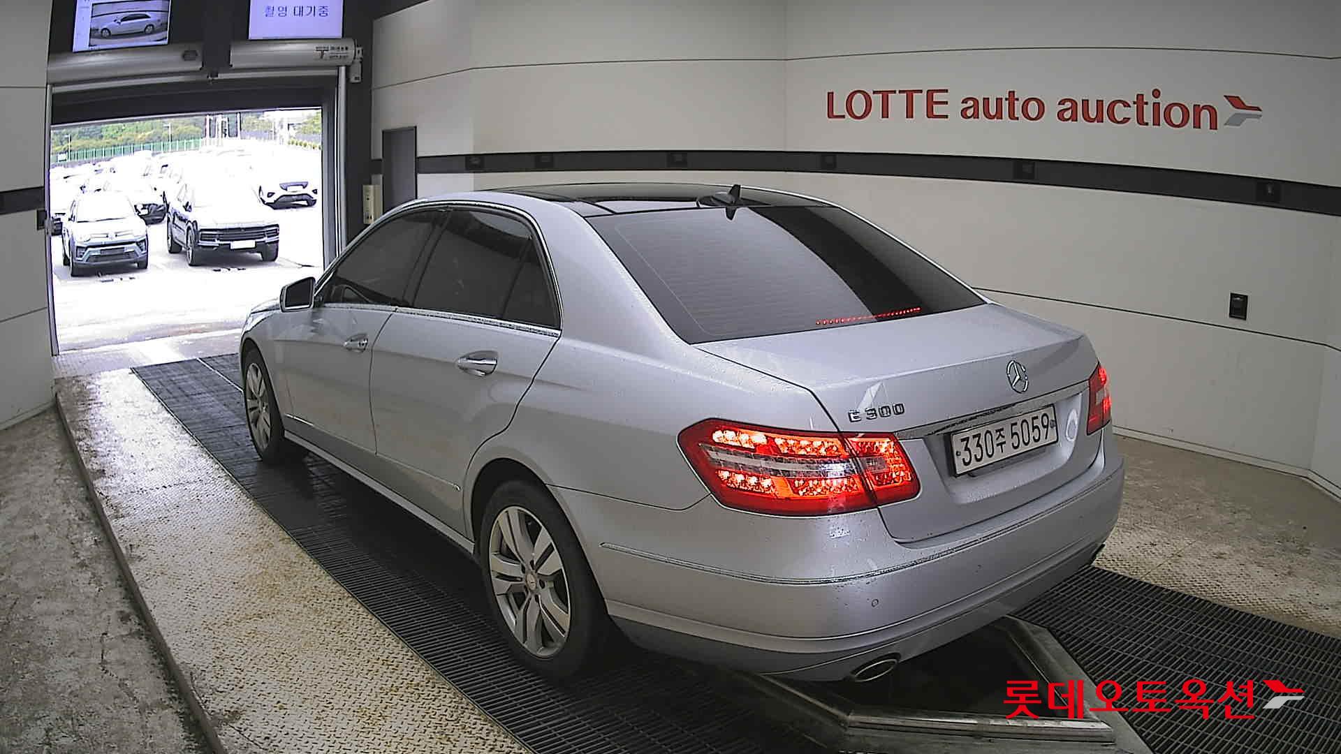 Mercedes-Benz E-Class - 4
