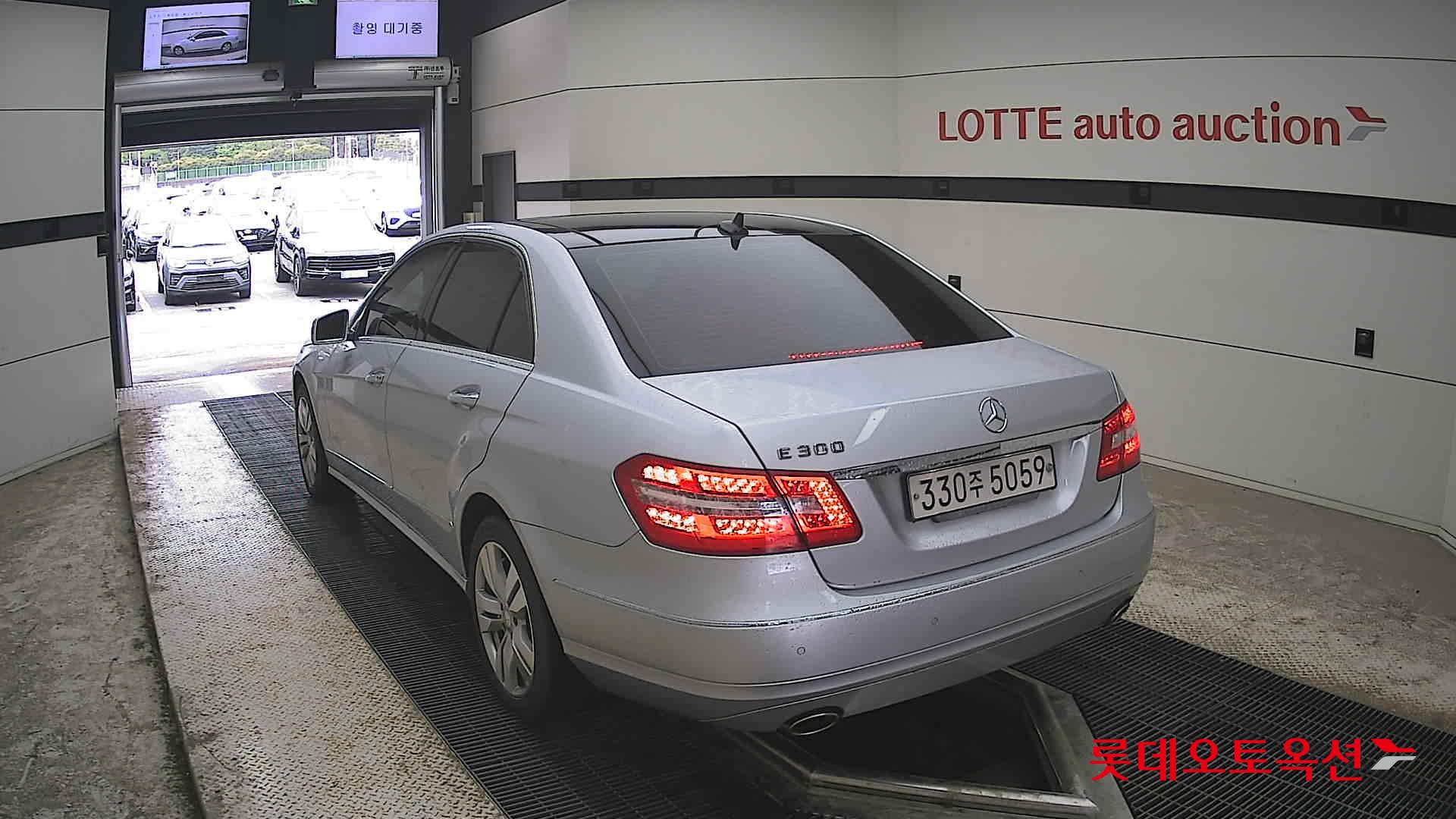 Mercedes-Benz E-Class - 16