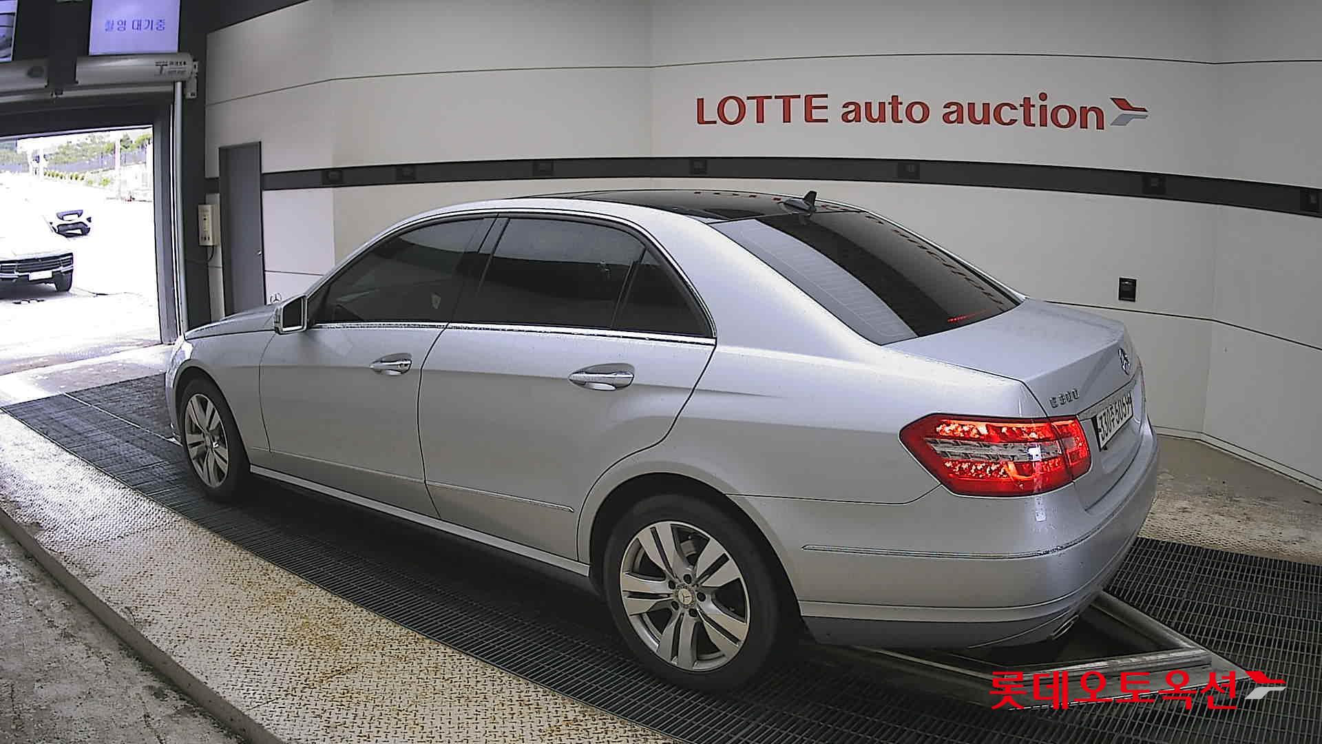 Mercedes-Benz E-Class - 15