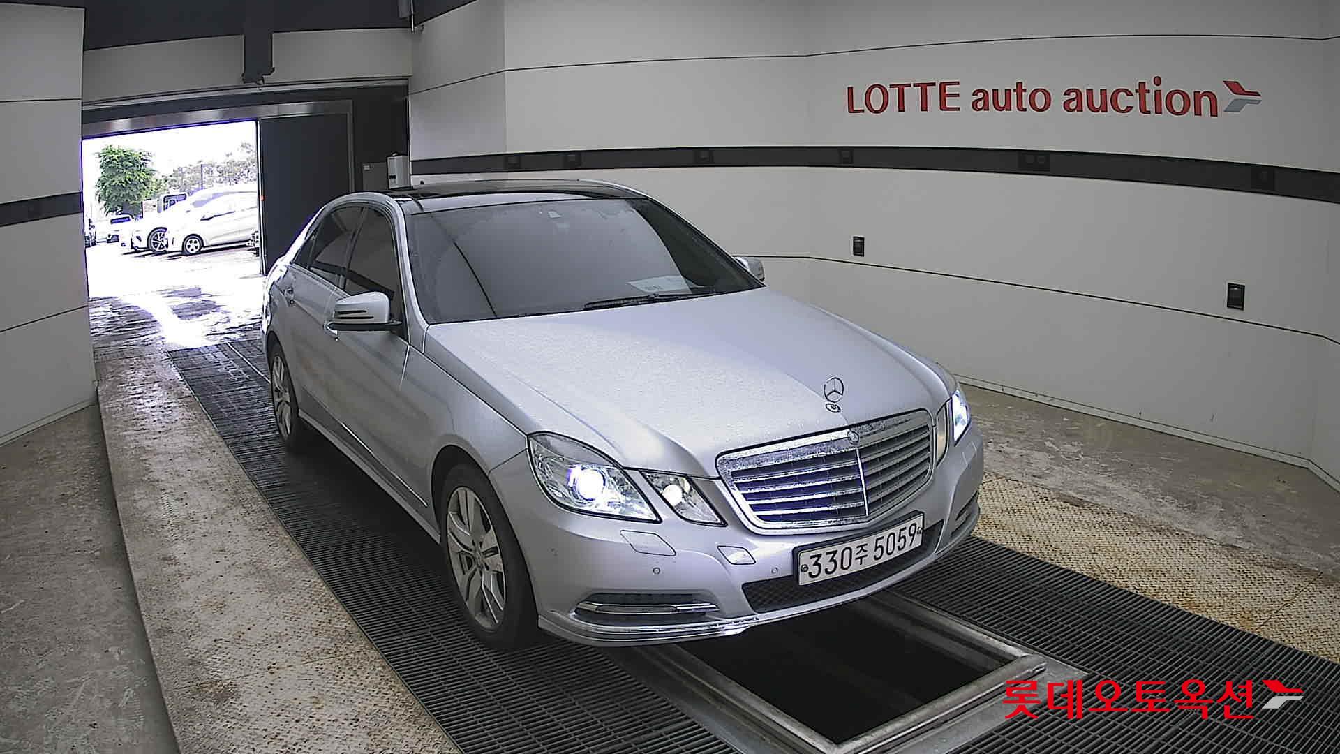 Mercedes-Benz E-Class - 24