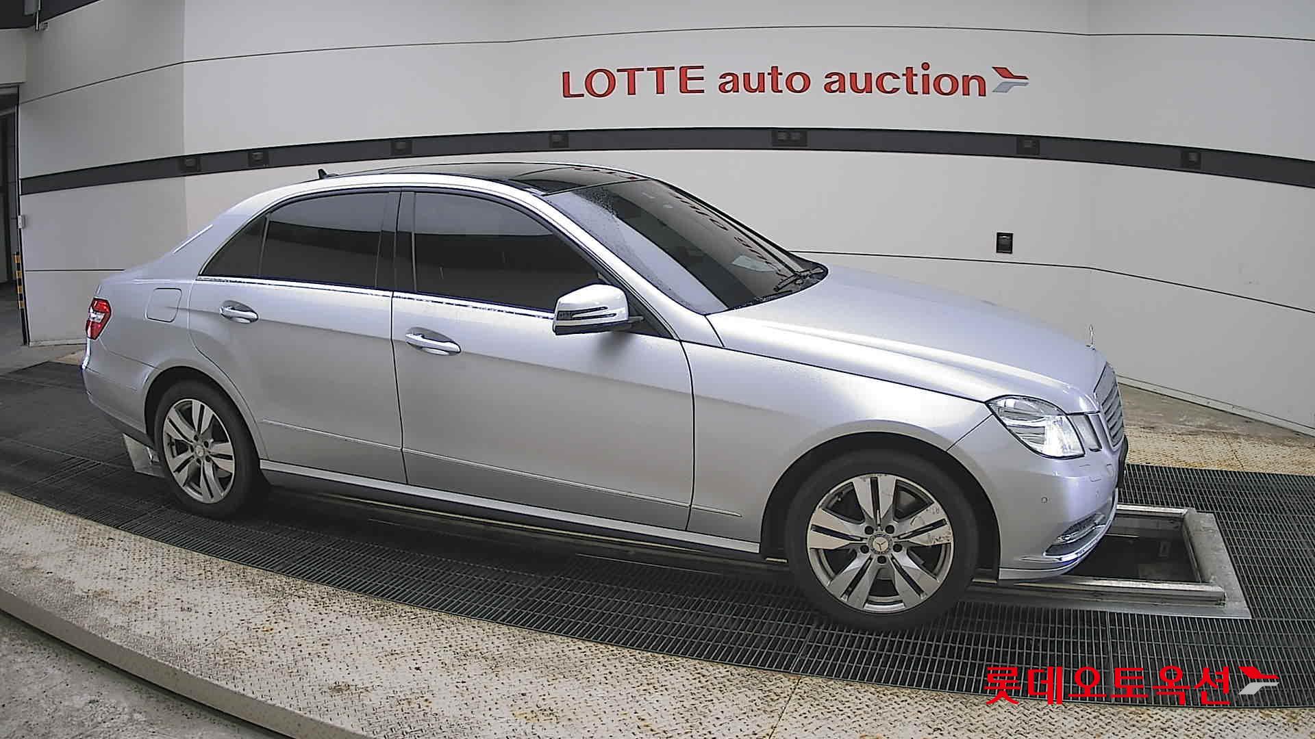 Mercedes-Benz E-Class - 22