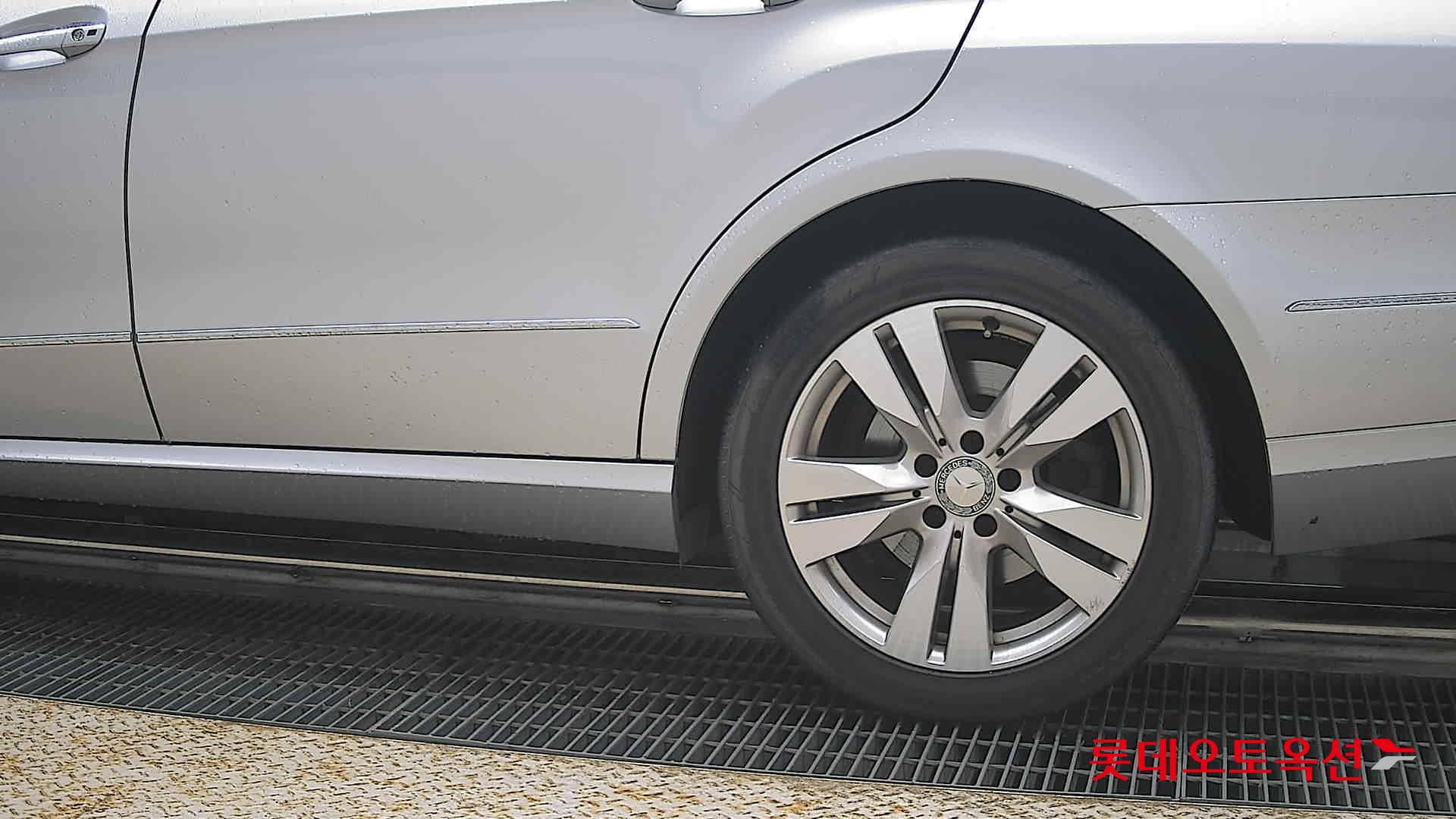 Mercedes-Benz E-Class - 26