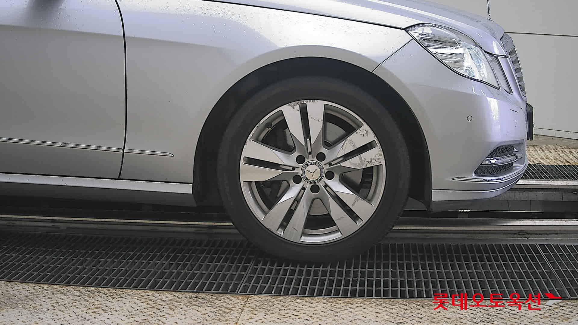 Mercedes-Benz E-Class - 27