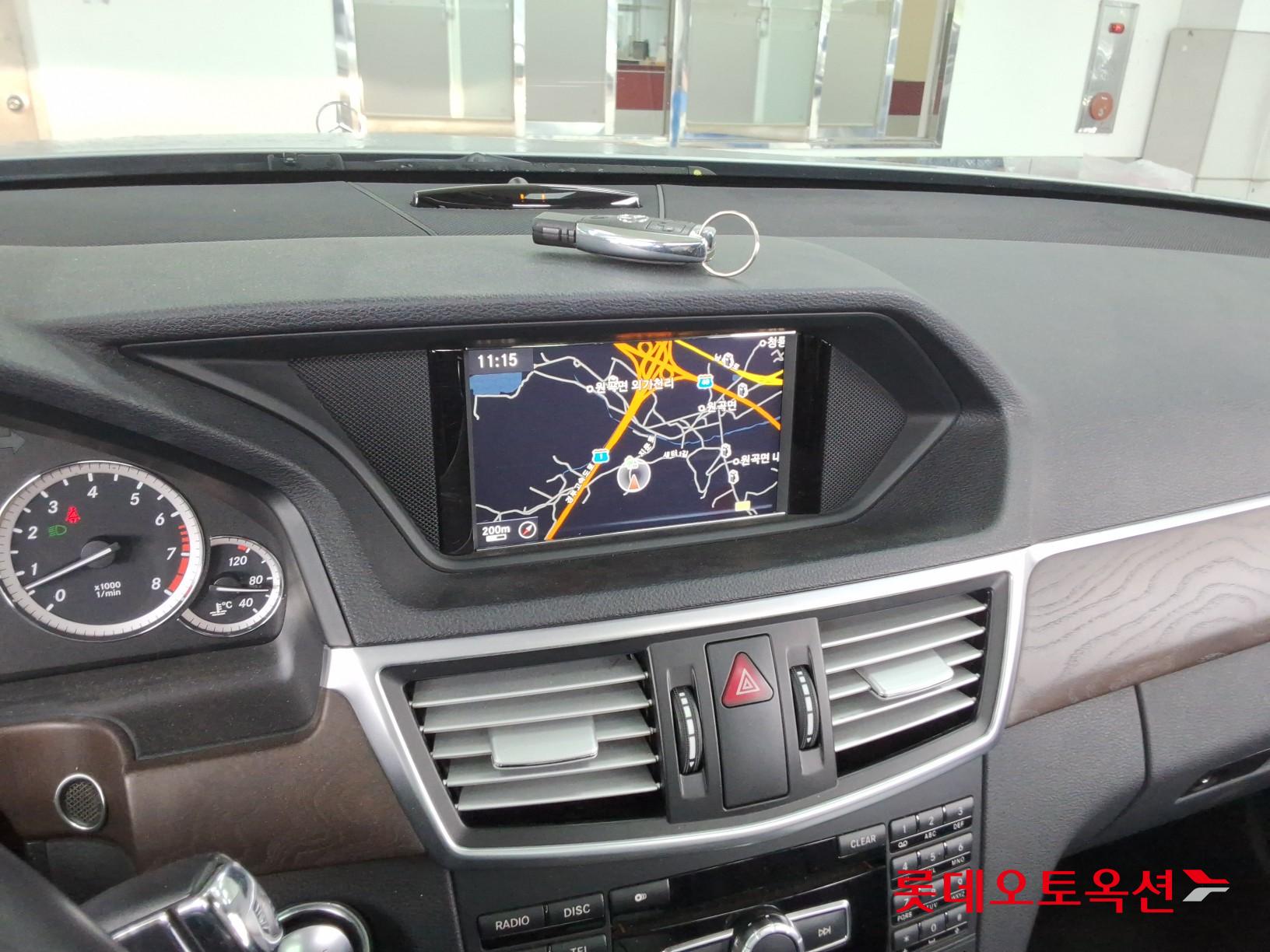 Mercedes-Benz E-Class - 32