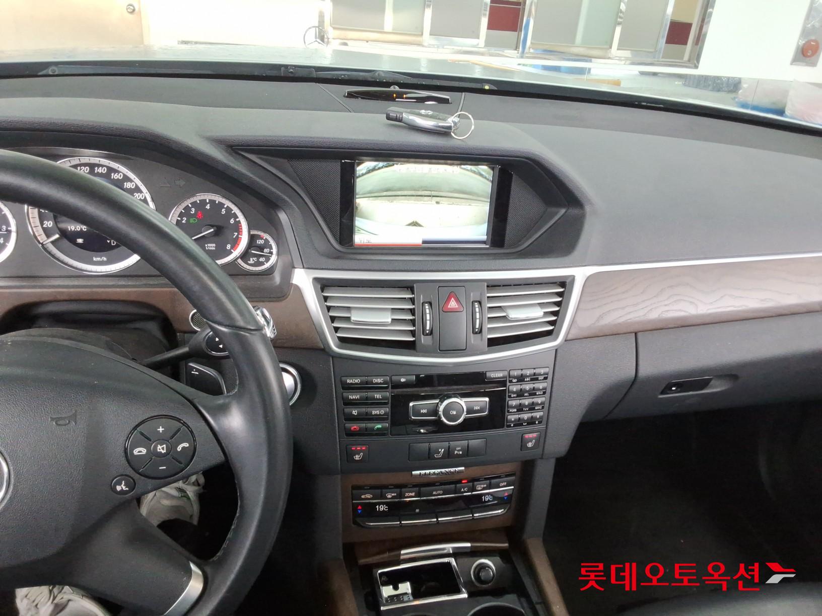 Mercedes-Benz E-Class - 33