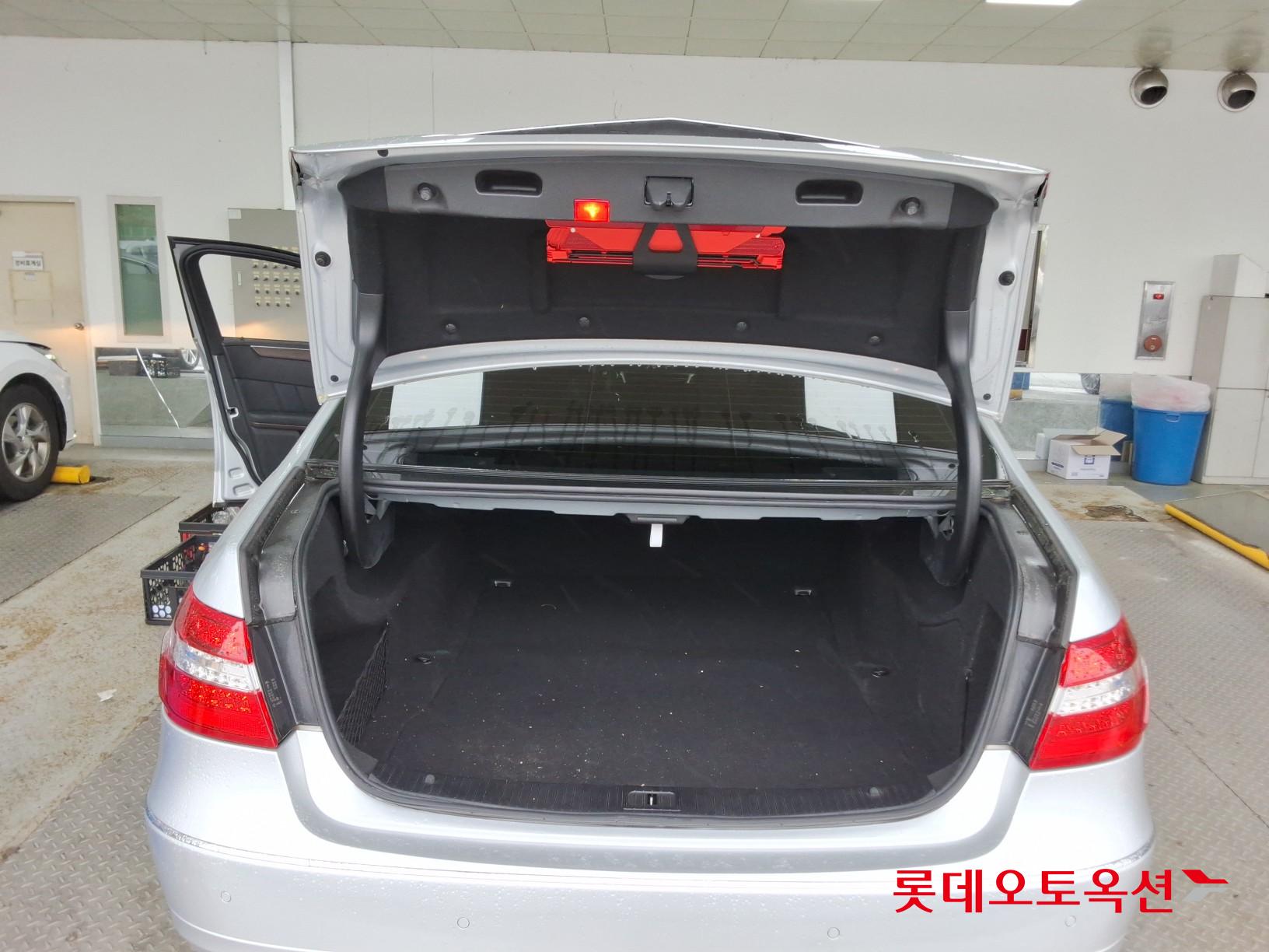 Mercedes-Benz E-Class - 38