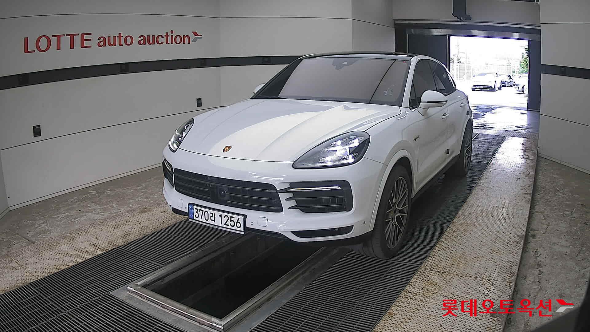 2023 - porsche cayenne