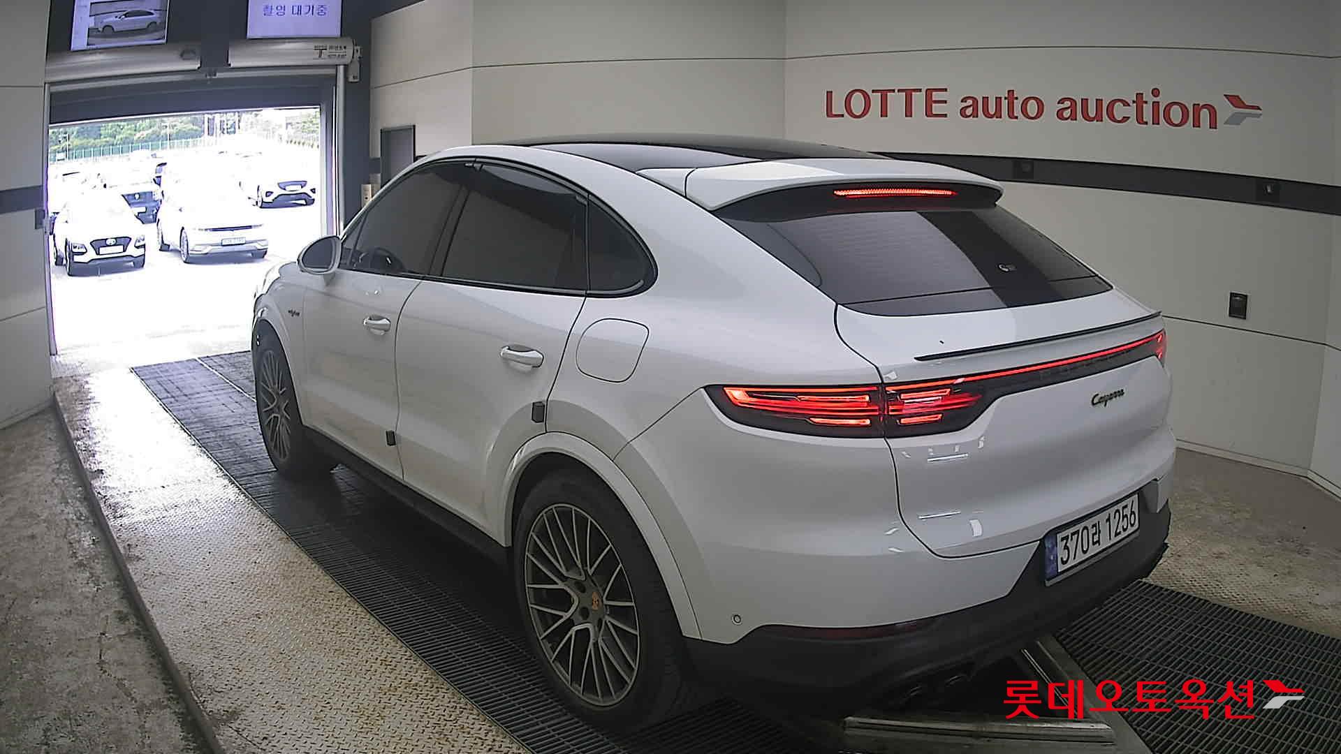 2023 - porsche cayenne