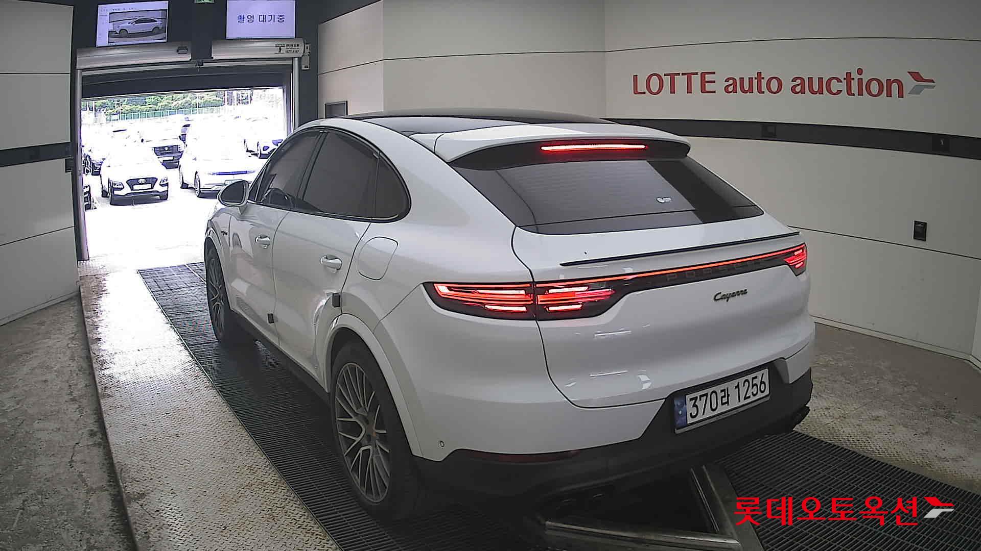 2023 - porsche cayenne