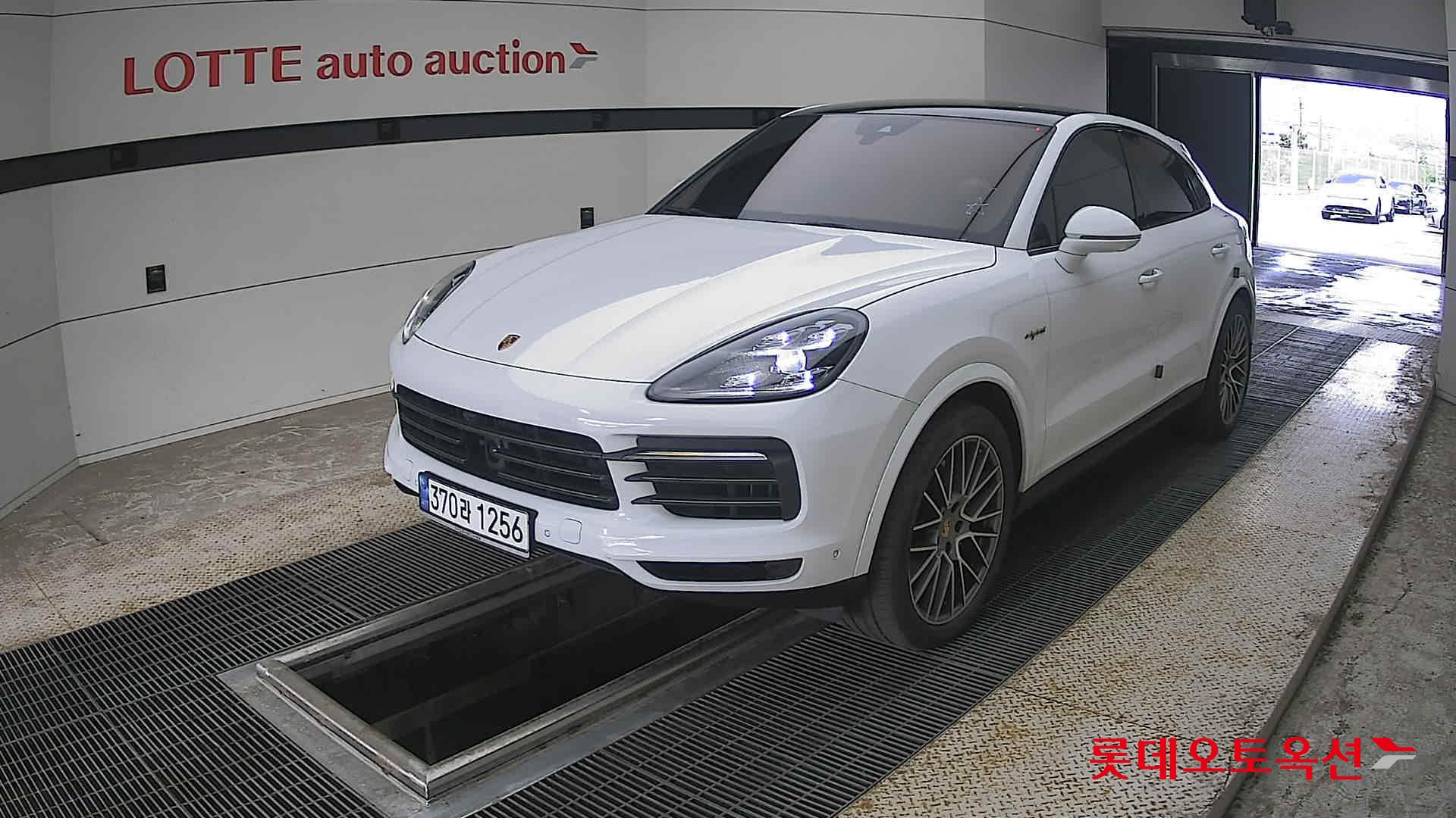 2023 - porsche cayenne