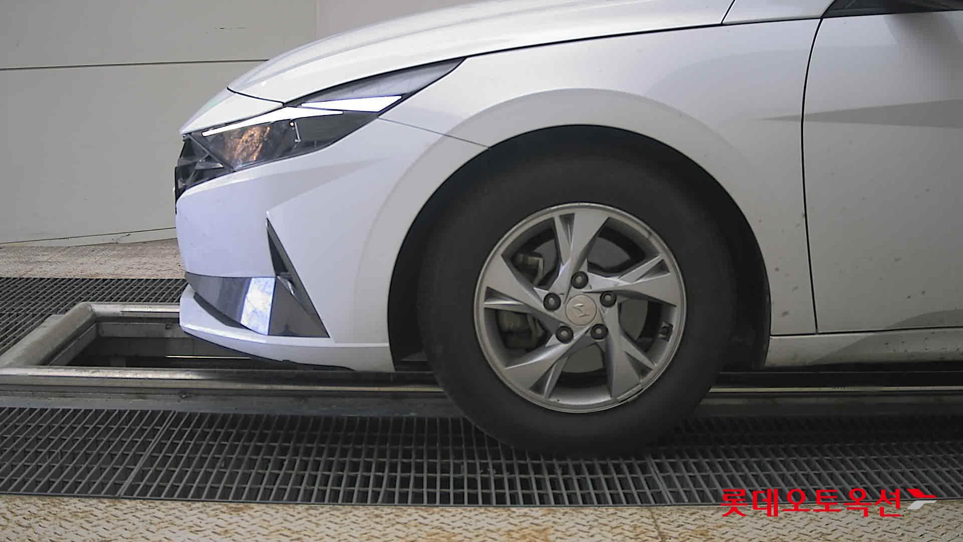 Hyundai Elantra - 25