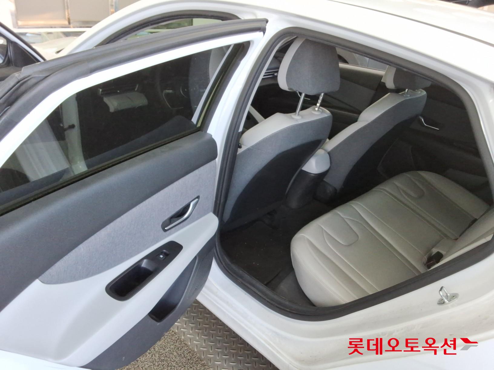 Hyundai Elantra - 37