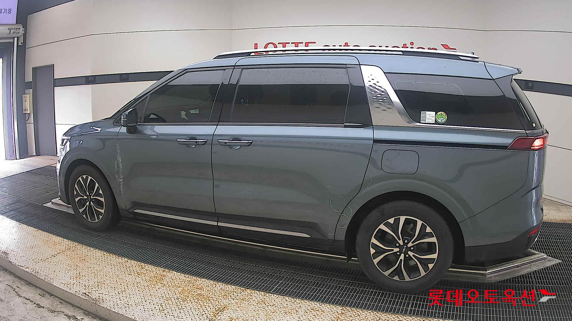 2023 - kia carnival