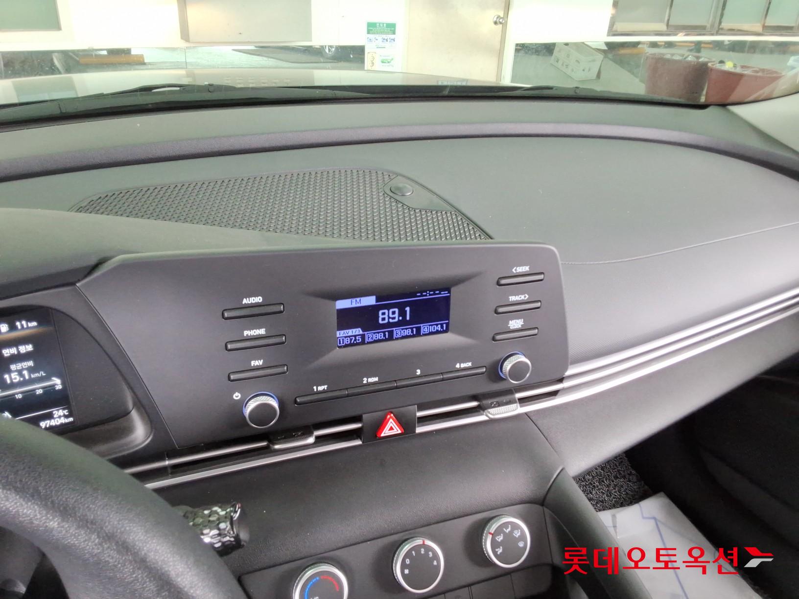 Hyundai Elantra - 32