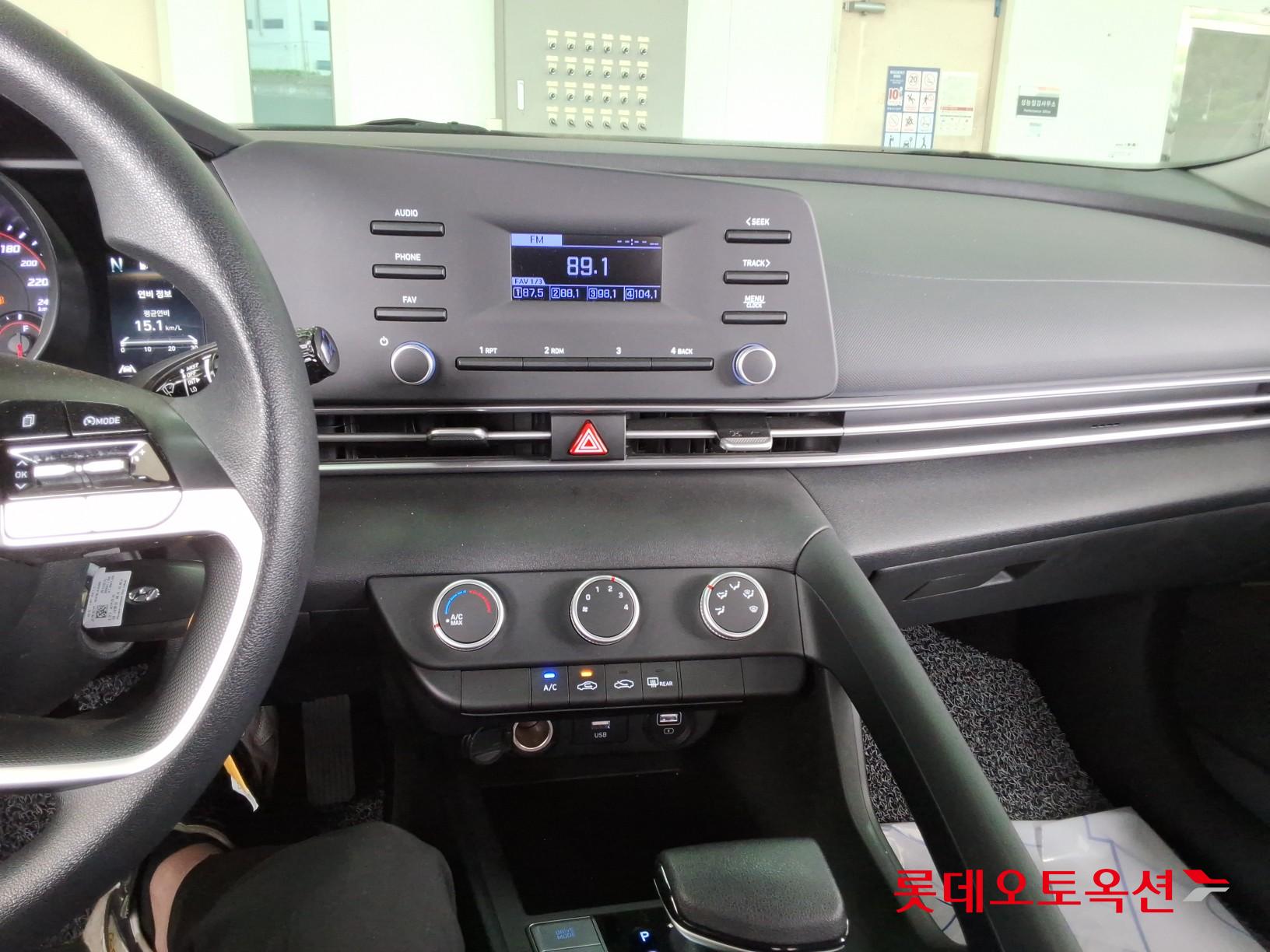 Hyundai Elantra - 33