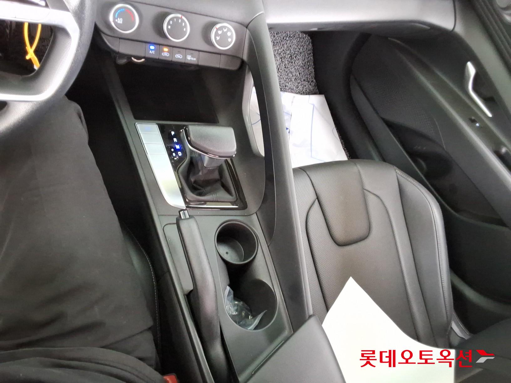 Hyundai Elantra - 34