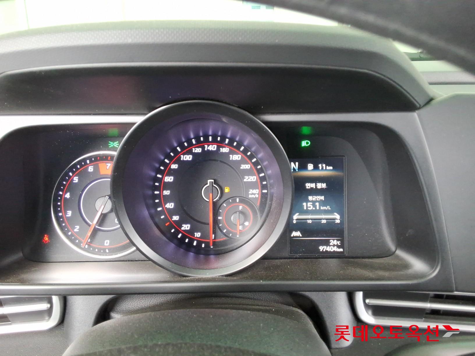 Hyundai Elantra - 35