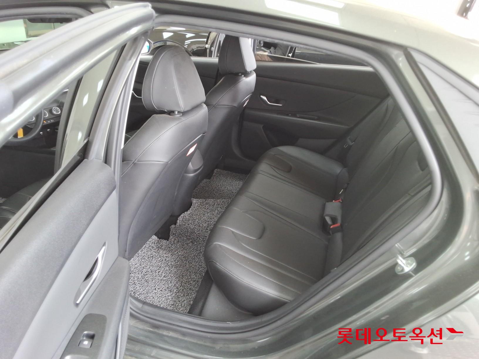 Hyundai Elantra - 38
