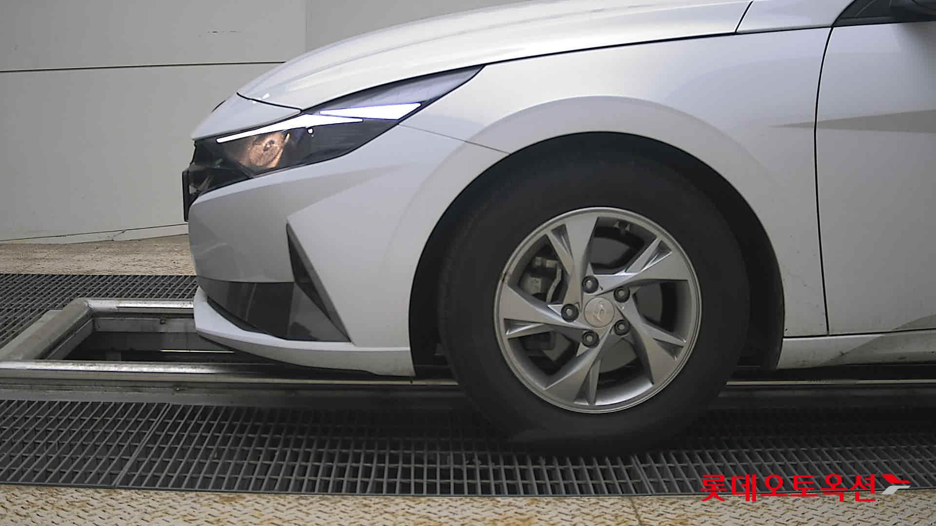 Hyundai Elantra - 25