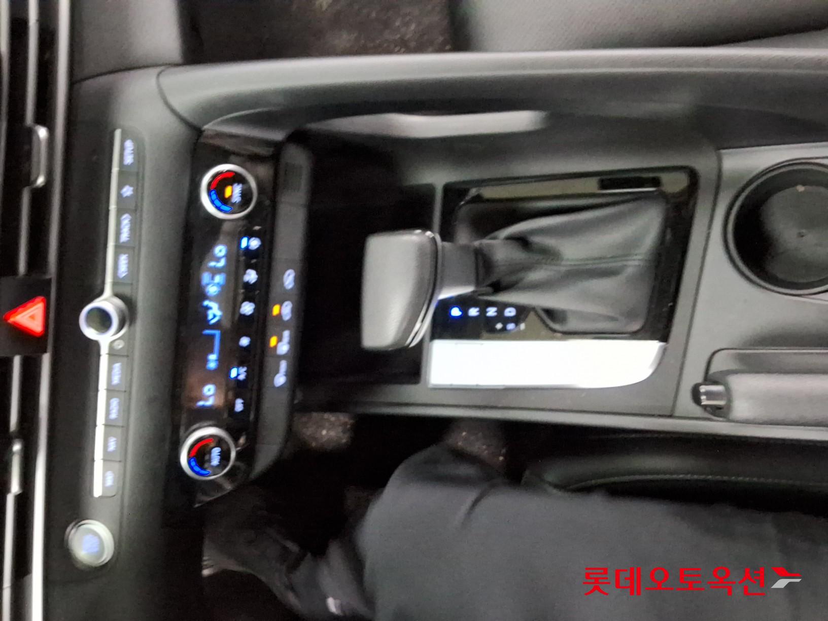 Hyundai Elantra - 32