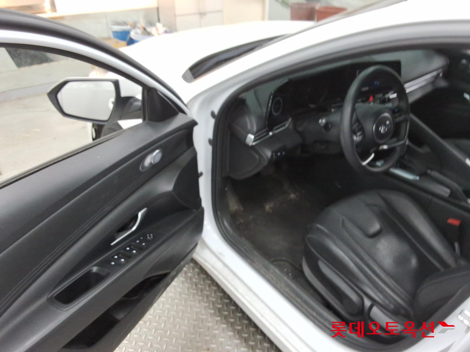 Hyundai Elantra - 36