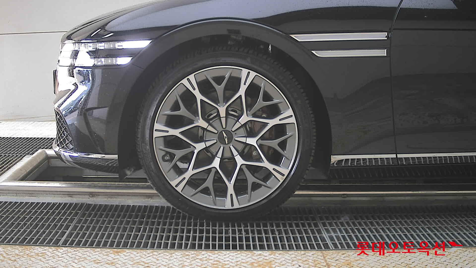 Genesis G90 - 25