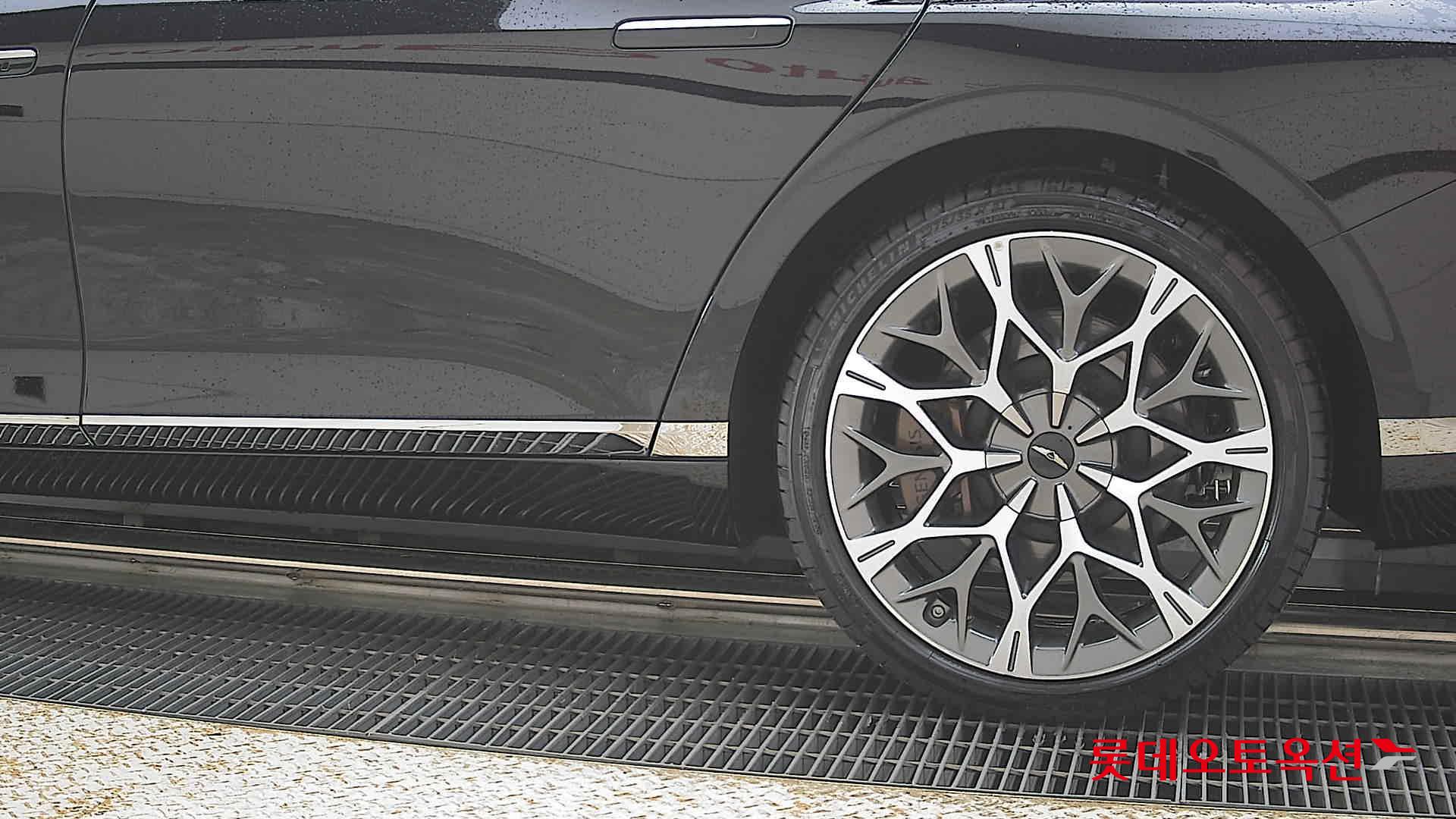 Genesis G90 - 26