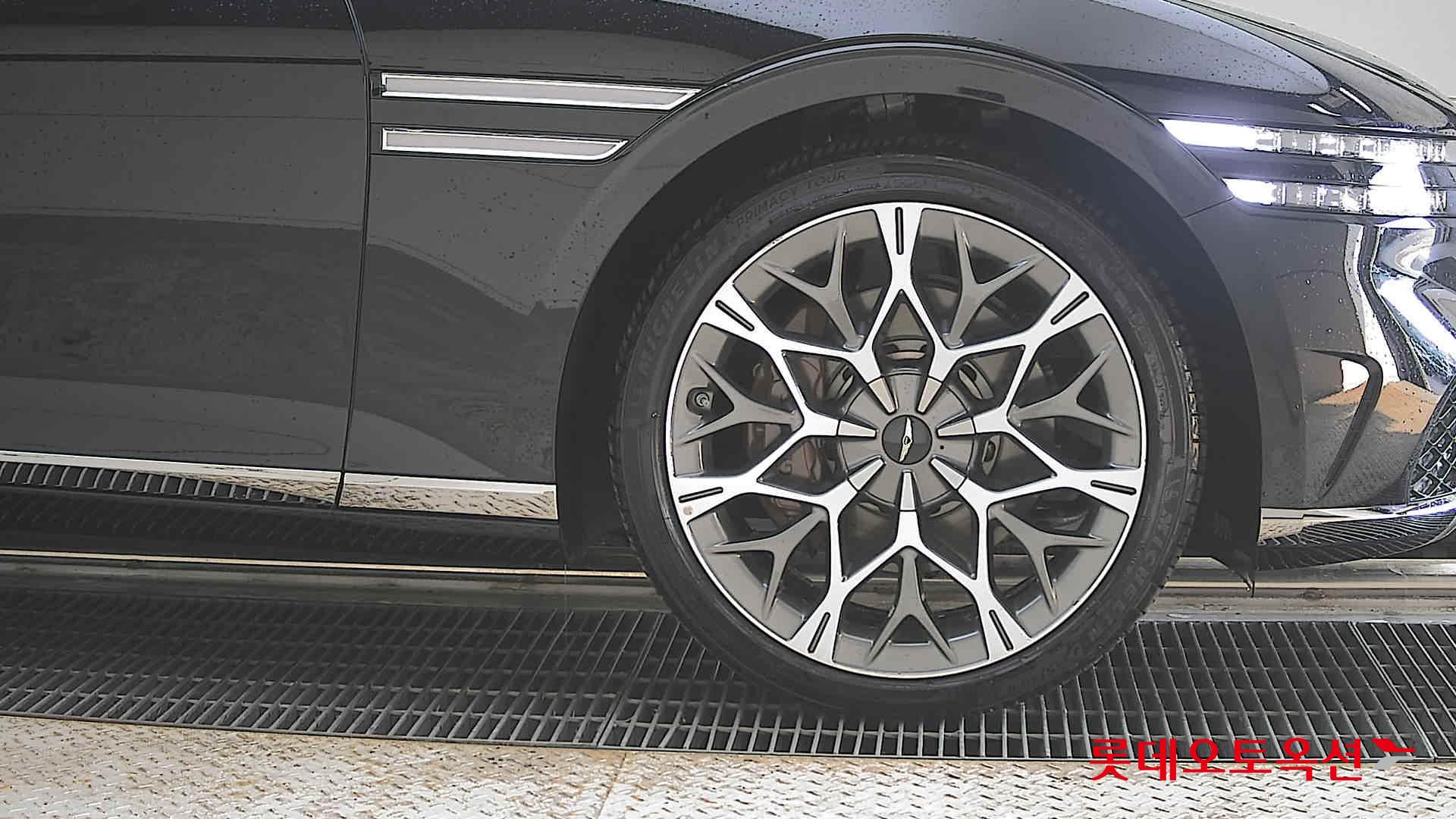 Genesis G90 - 27