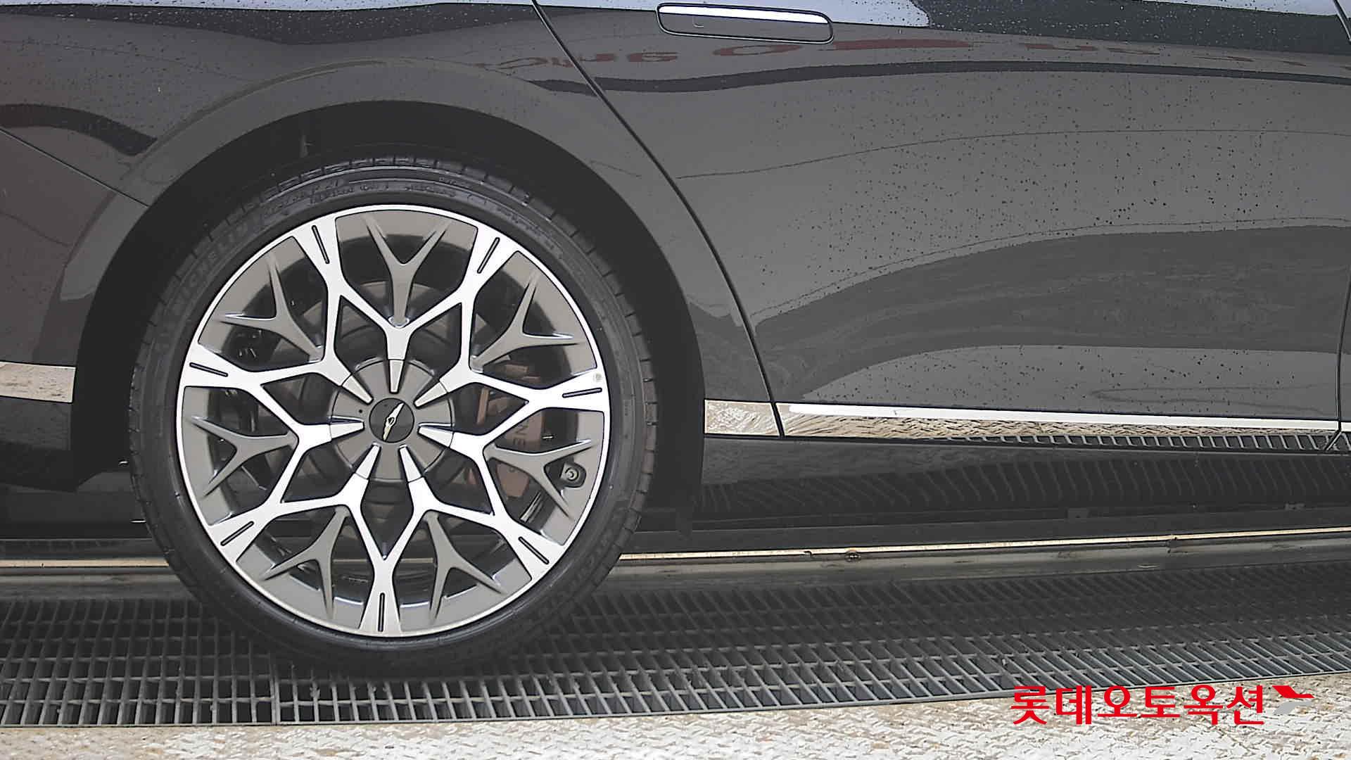 Genesis G90 - 28