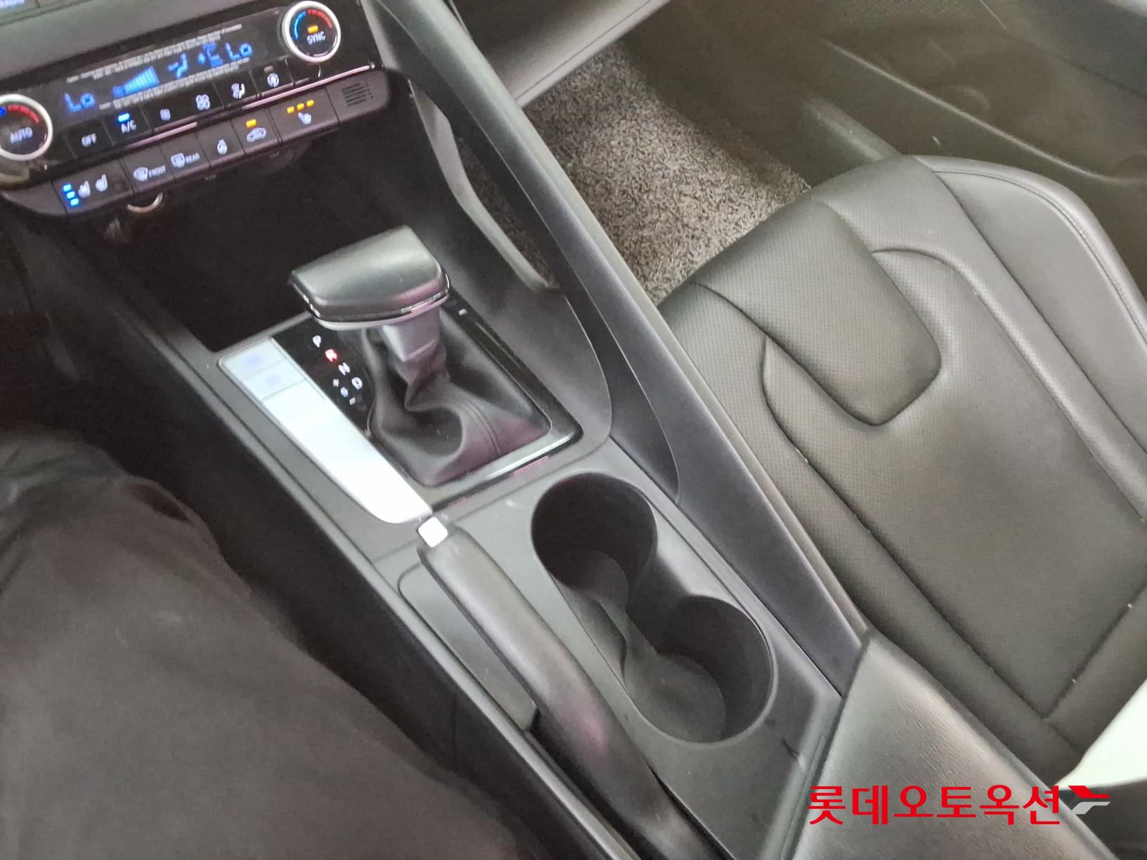 Hyundai Elantra - 34