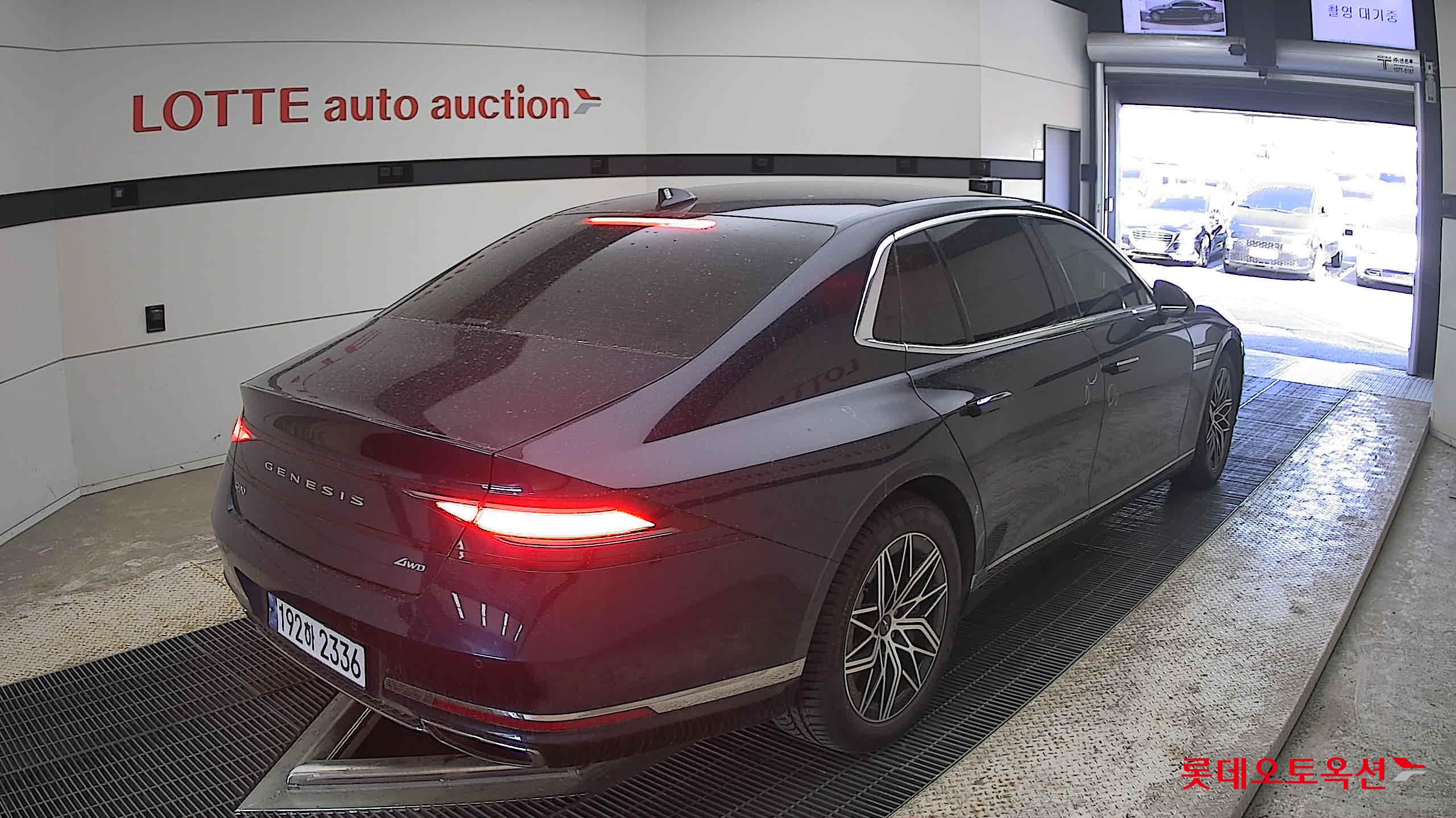 Genesis G90 - 5