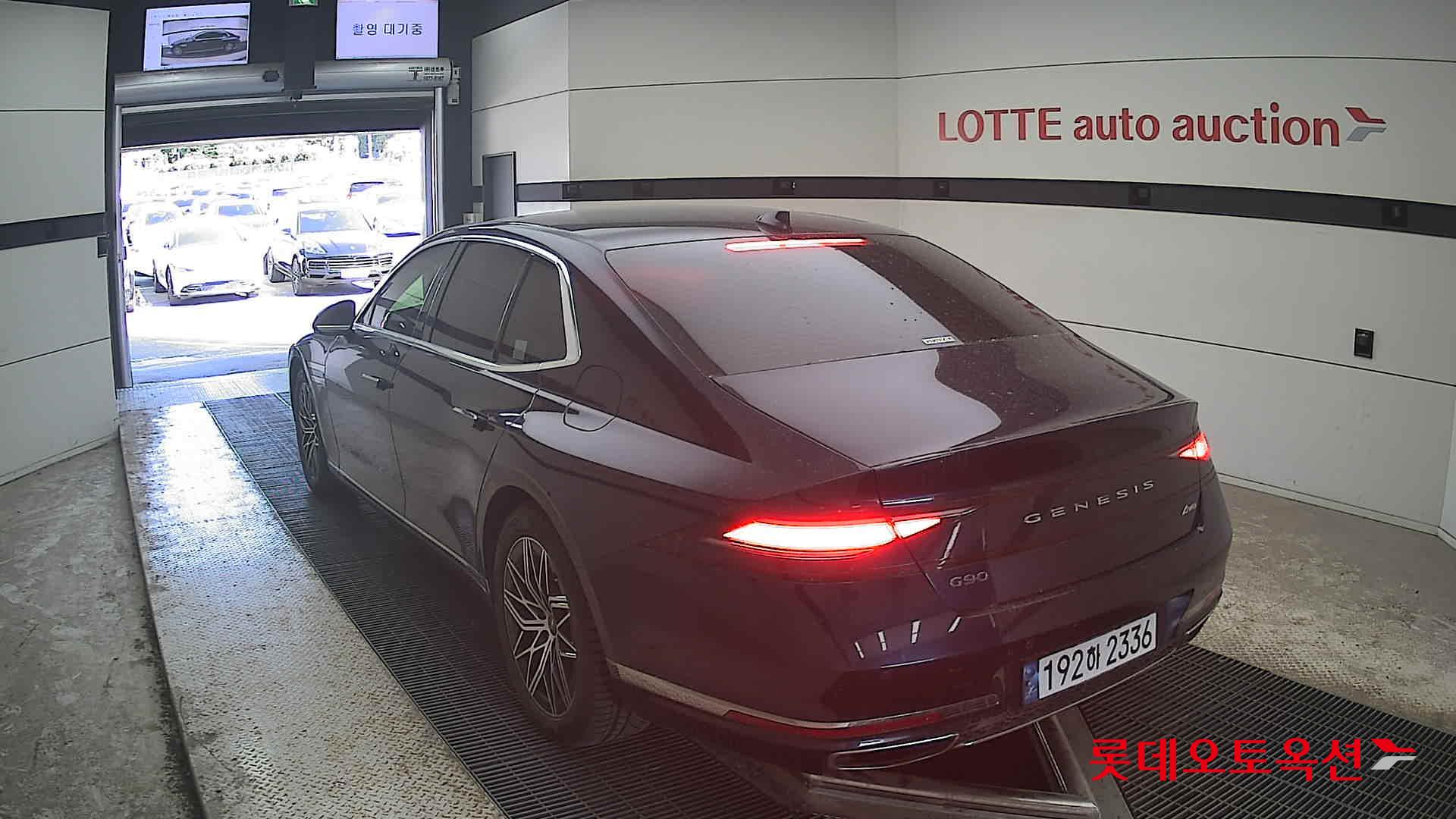 Genesis G90 - 16