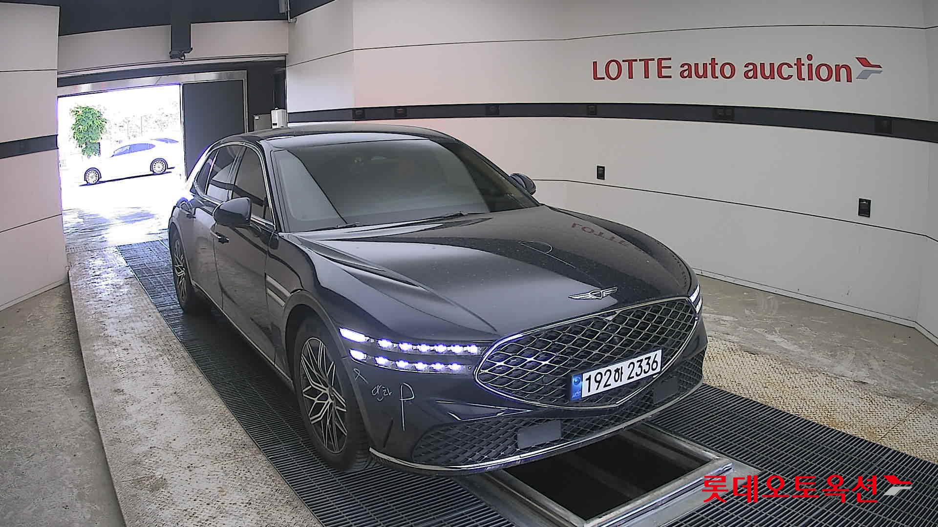 Genesis G90 - 24