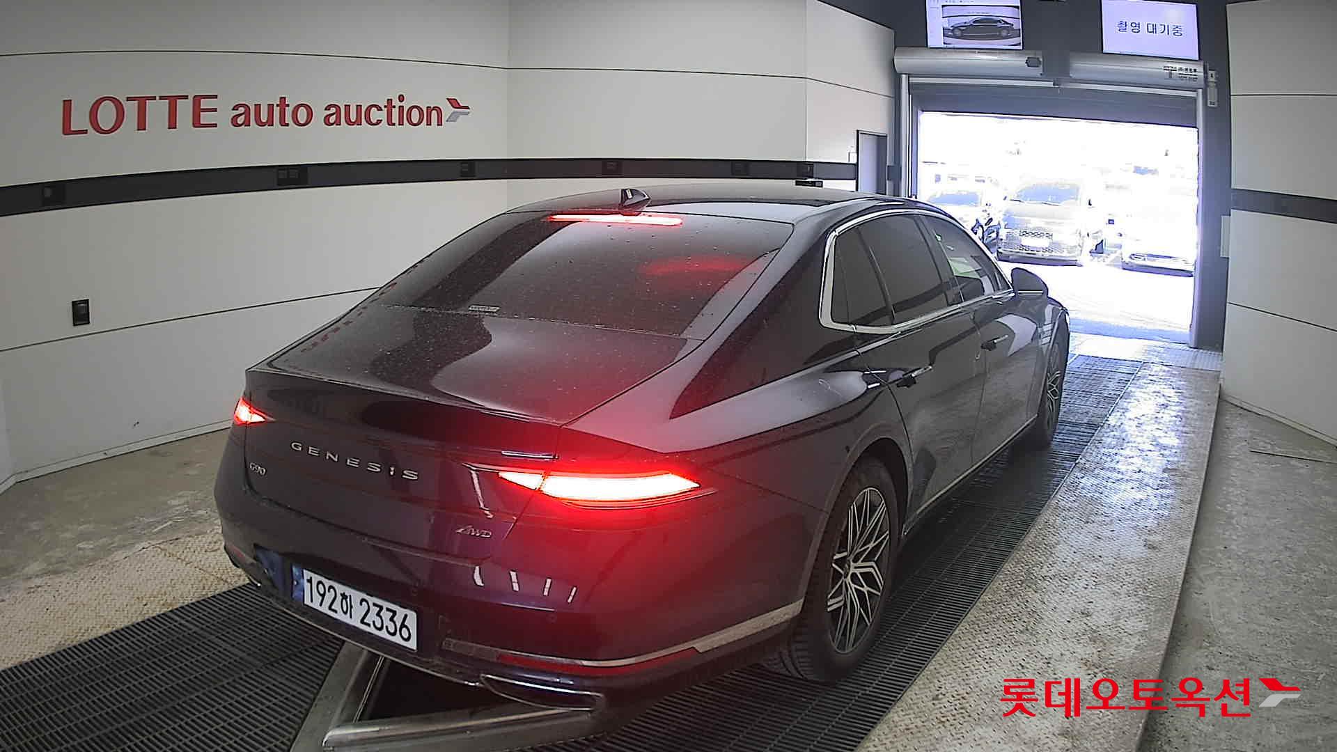 Genesis G90 - 18