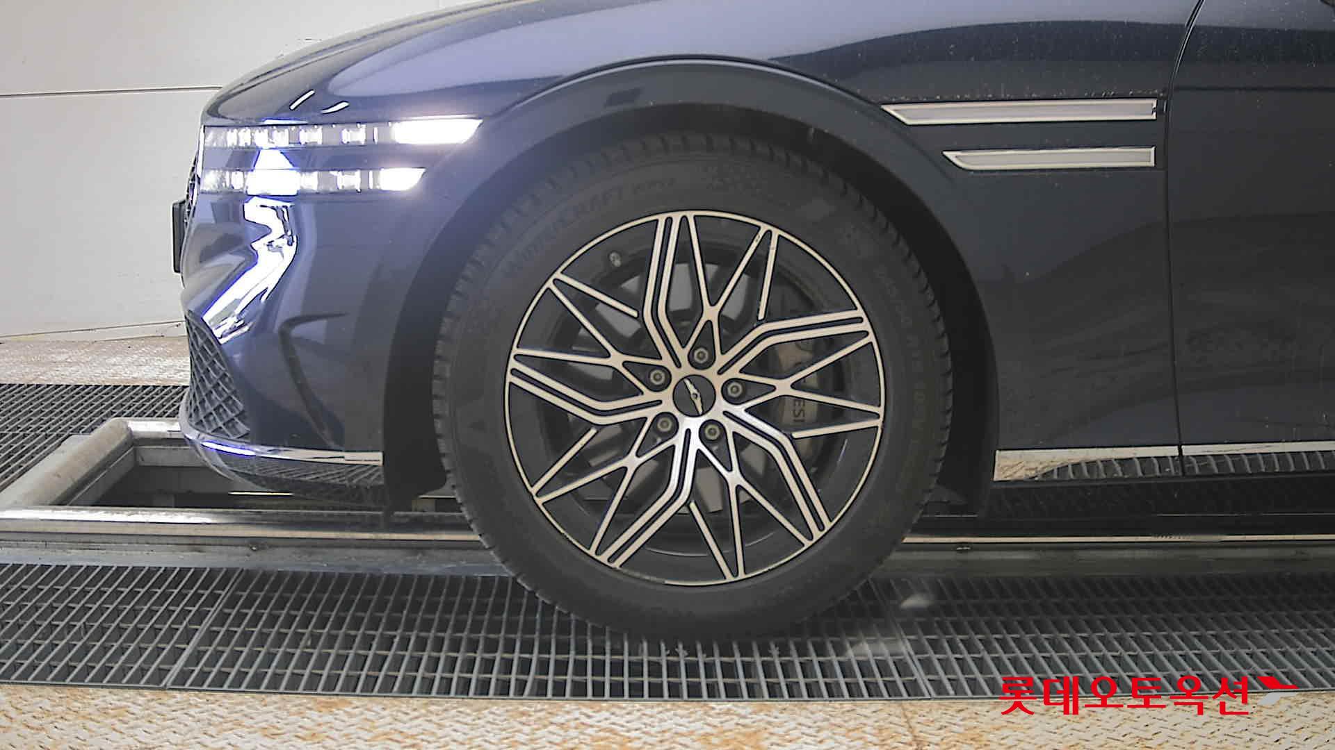 Genesis G90 - 25