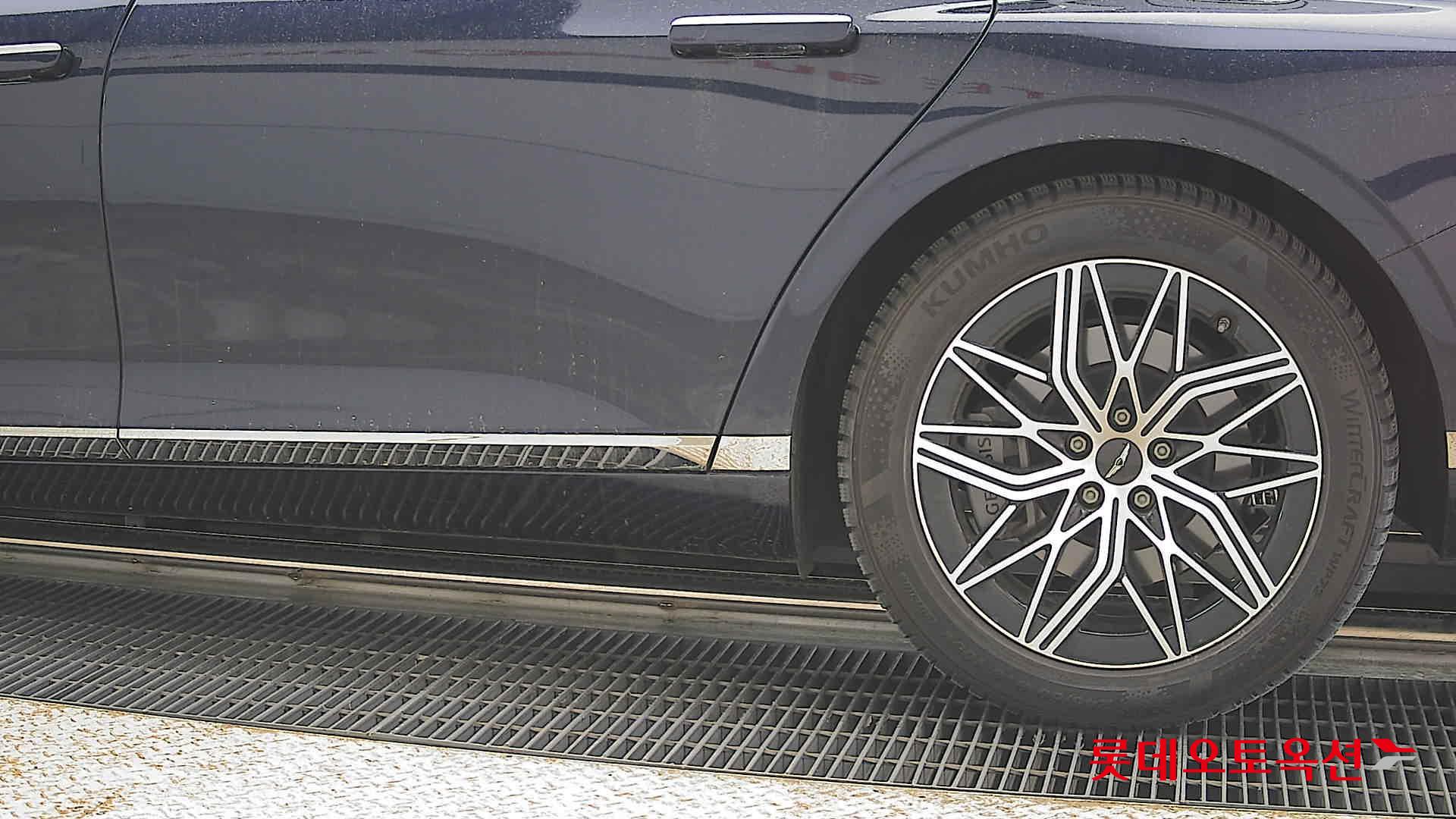 Genesis G90 - 26