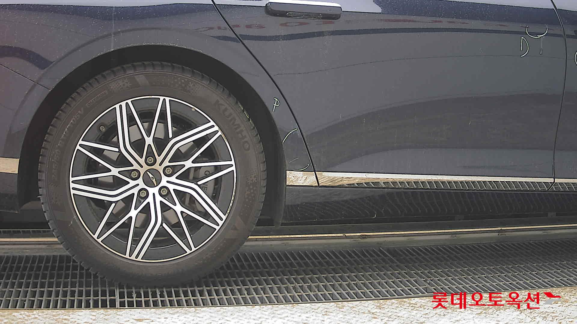 Genesis G90 - 28