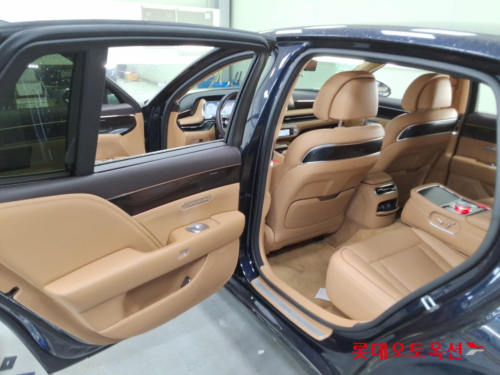 Genesis G90 - 37