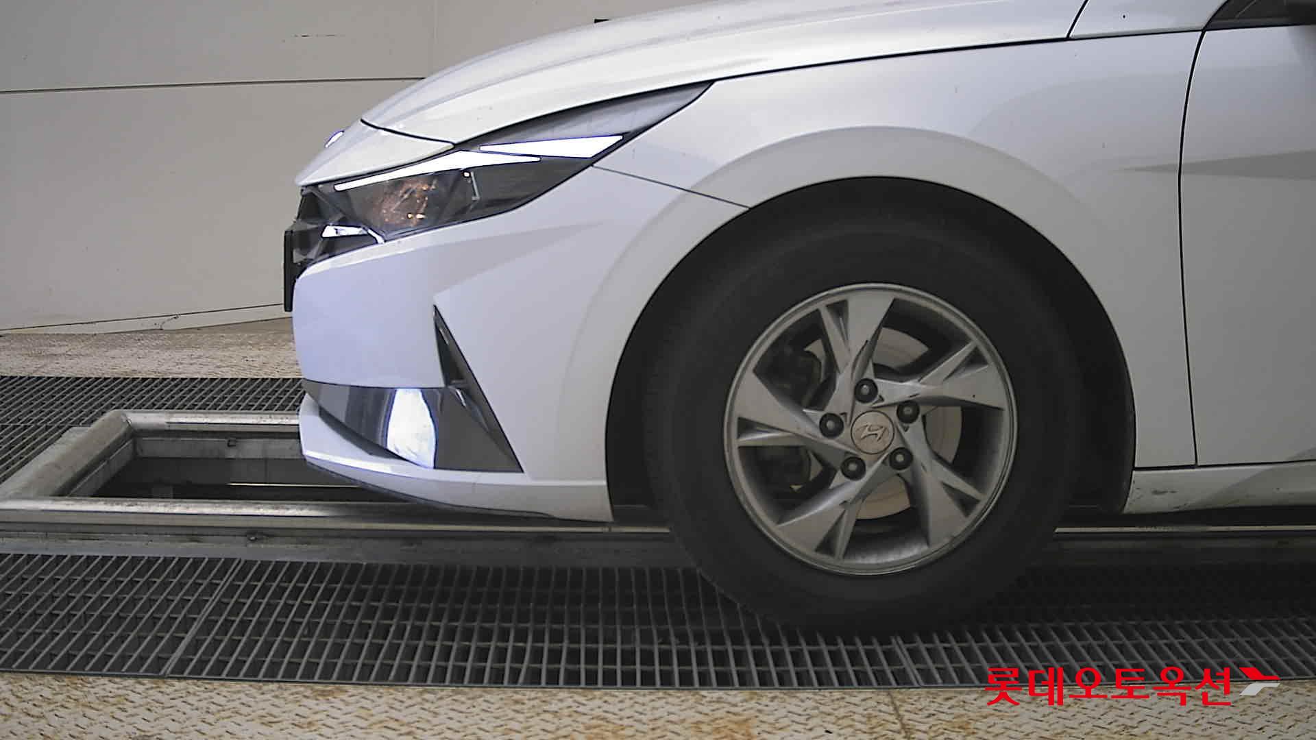 Hyundai Elantra - 25